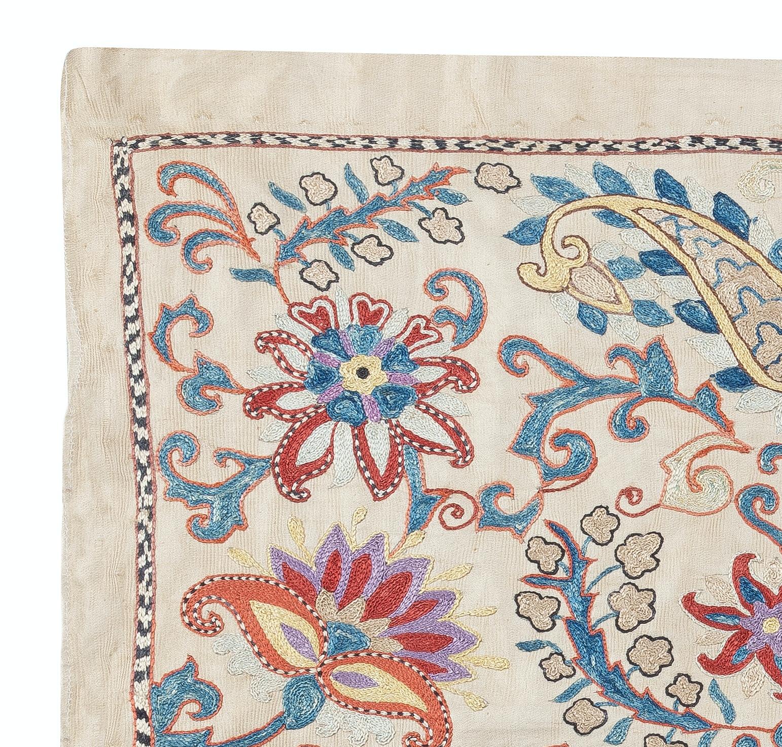 Celebra la rica herencia de la artesanía asiática con este exquisito tejido Suzani 100% seda, meticulosamente bordado a mano por hábiles artesanos. Una auténtica obra de arte, esta pieza encarna siglos de tradición, con intrincados motivos florales