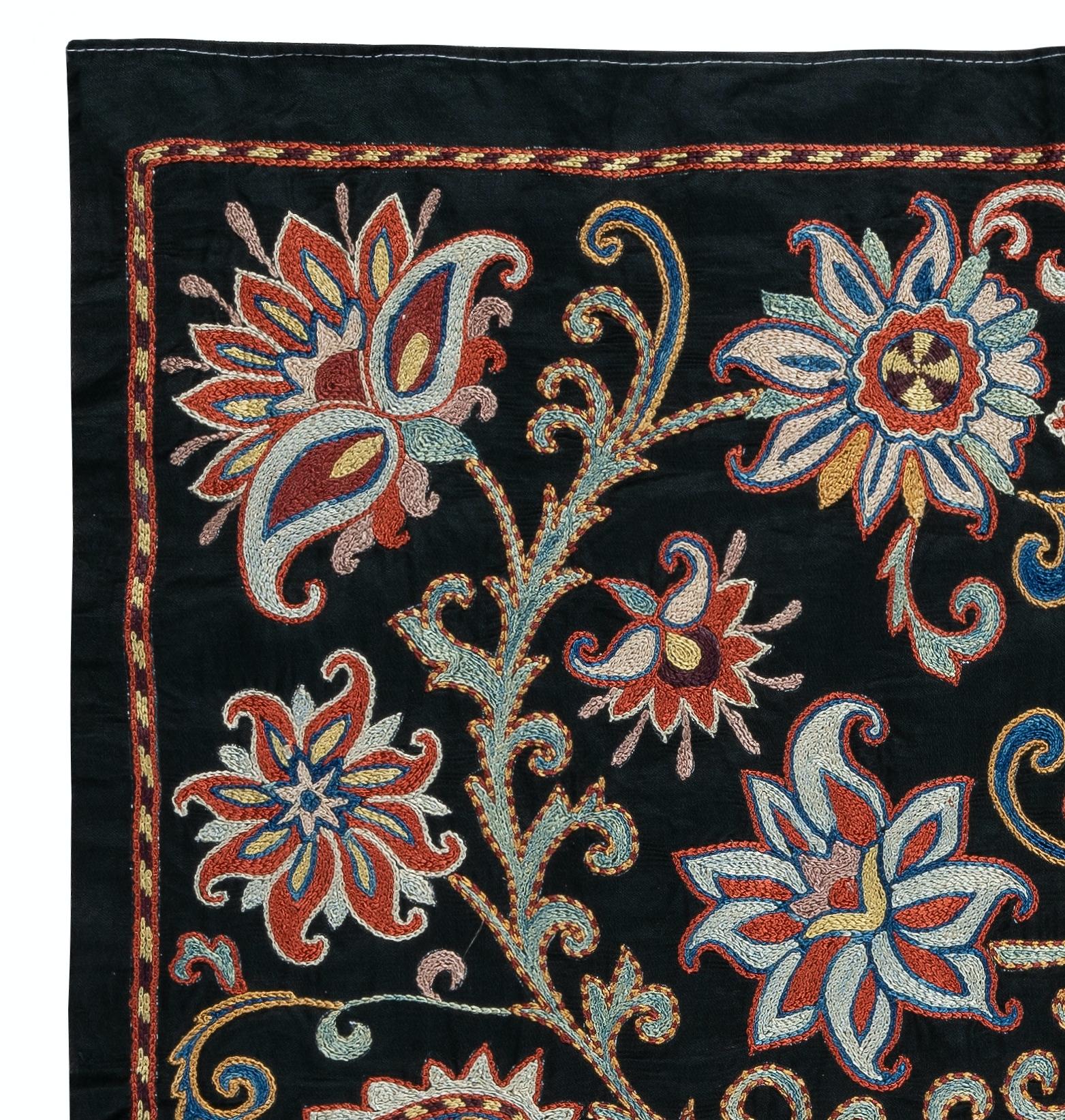 Zelebrieren Sie das reiche Erbe asiatischer Handwerkskunst mit diesem exquisiten Suzani-Textil aus 100 % Seide, das von erfahrenen Kunsthandwerkern sorgfältig von Hand bestickt wird. Dieses wahre Kunstwerk verkörpert eine jahrhundertealte Tradition