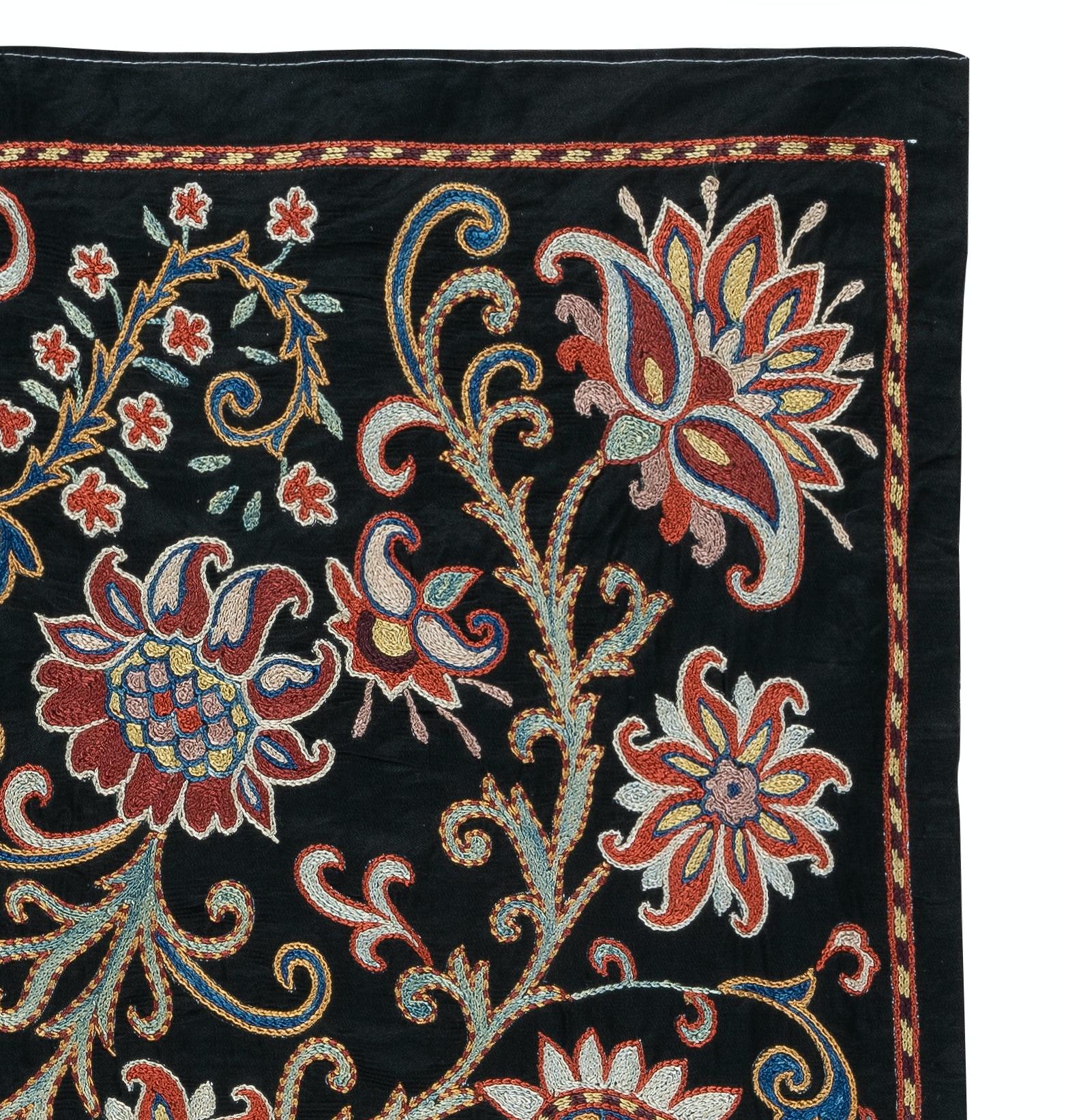 29x30 in bestickter 100% Seide-Wandbehang, böhmische Tischdecke, schwarzer Überwurf (Suzani) im Angebot