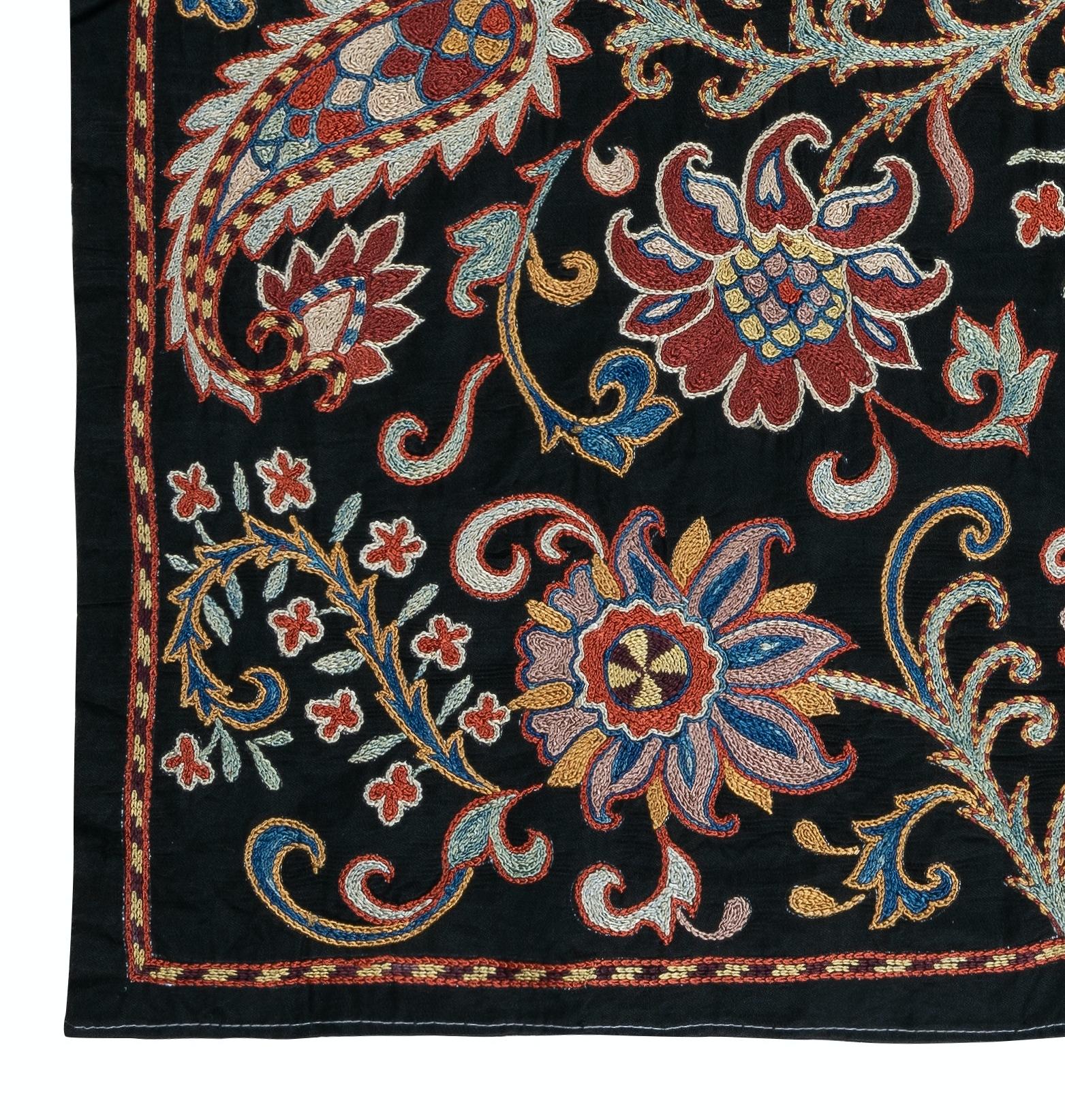 29x30 in bestickter 100% Seide-Wandbehang, böhmische Tischdecke, schwarzer Überwurf (Zentralasiatisch) im Angebot