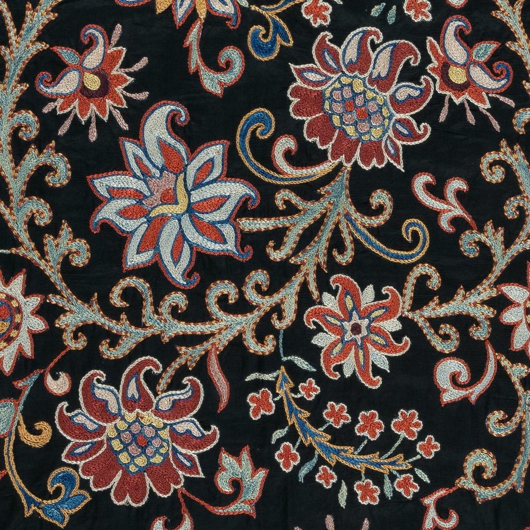 29x30 in bestickter 100% Seide-Wandbehang, böhmische Tischdecke, schwarzer Überwurf (Bestickt) im Angebot