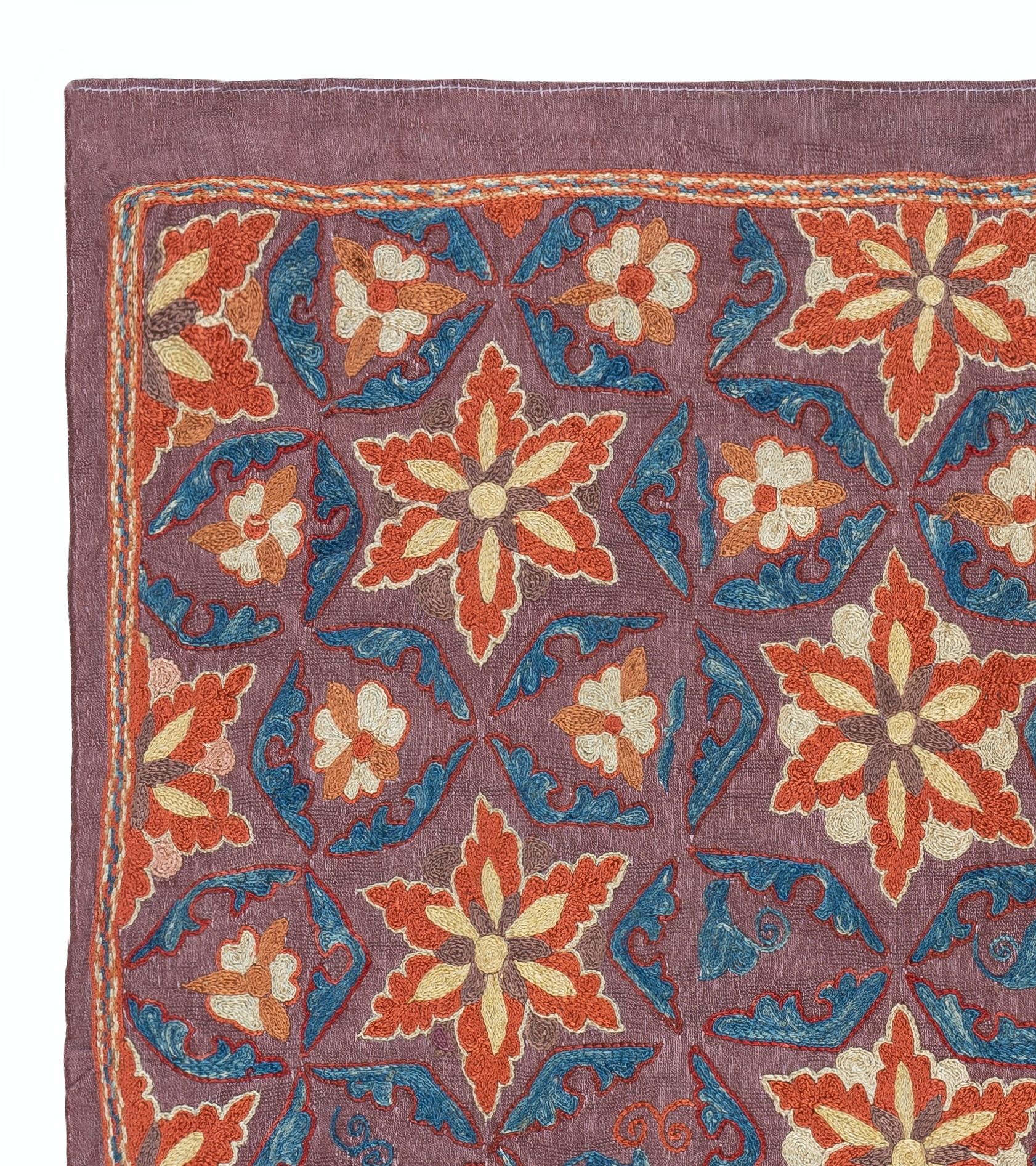 Zelebrieren Sie das reiche Erbe asiatischer Handwerkskunst mit diesem exquisiten Suzani-Textil aus 100 % Seide, das von erfahrenen Kunsthandwerkern sorgfältig von Hand bestickt wird. Dieses wahre Kunstwerk verkörpert eine jahrhundertealte Tradition