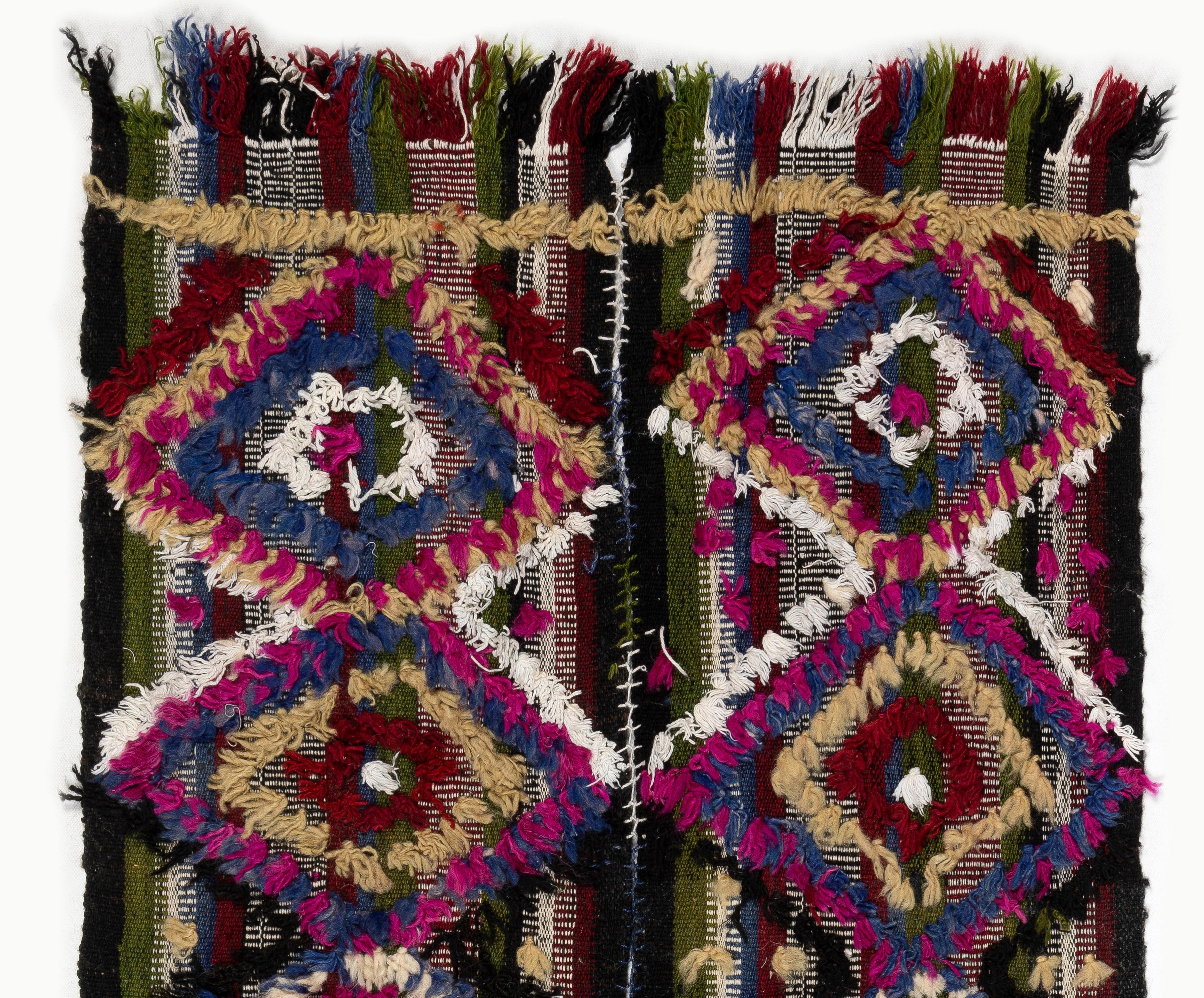 Dieser lebendige handgewebte Teppich wurde von kurdischen Dorfbewohnern in der Zentraltürkei im dritten Viertel des 20. Jahrhunderts für den täglichen Gebrauch hergestellt. Diese prächtigen alten Webarbeiten wurden auf verschiedene Weise verwendet,