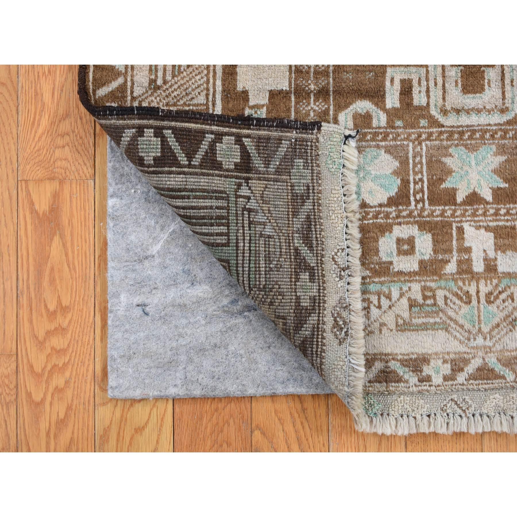 Coffee Brown, Vintage Afghan Baluch with Distinct Abrash, Natural Colors, Hand Knotted, Pure Wool, Oriental Rug
Matières premières : Laine
Latex : Non
Hauteur des poils : 0,25 pouces
Style : Traditionnel
Couleur primaire : marron
Couleurs
