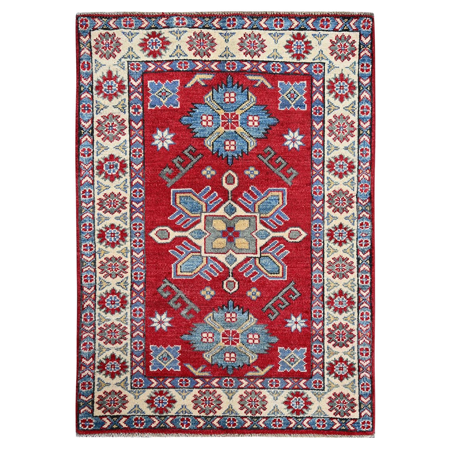 2
9 "x4
Karminroter Kazak mit Stammesmedaillon-Design Handgeknüpfter Wollteppich