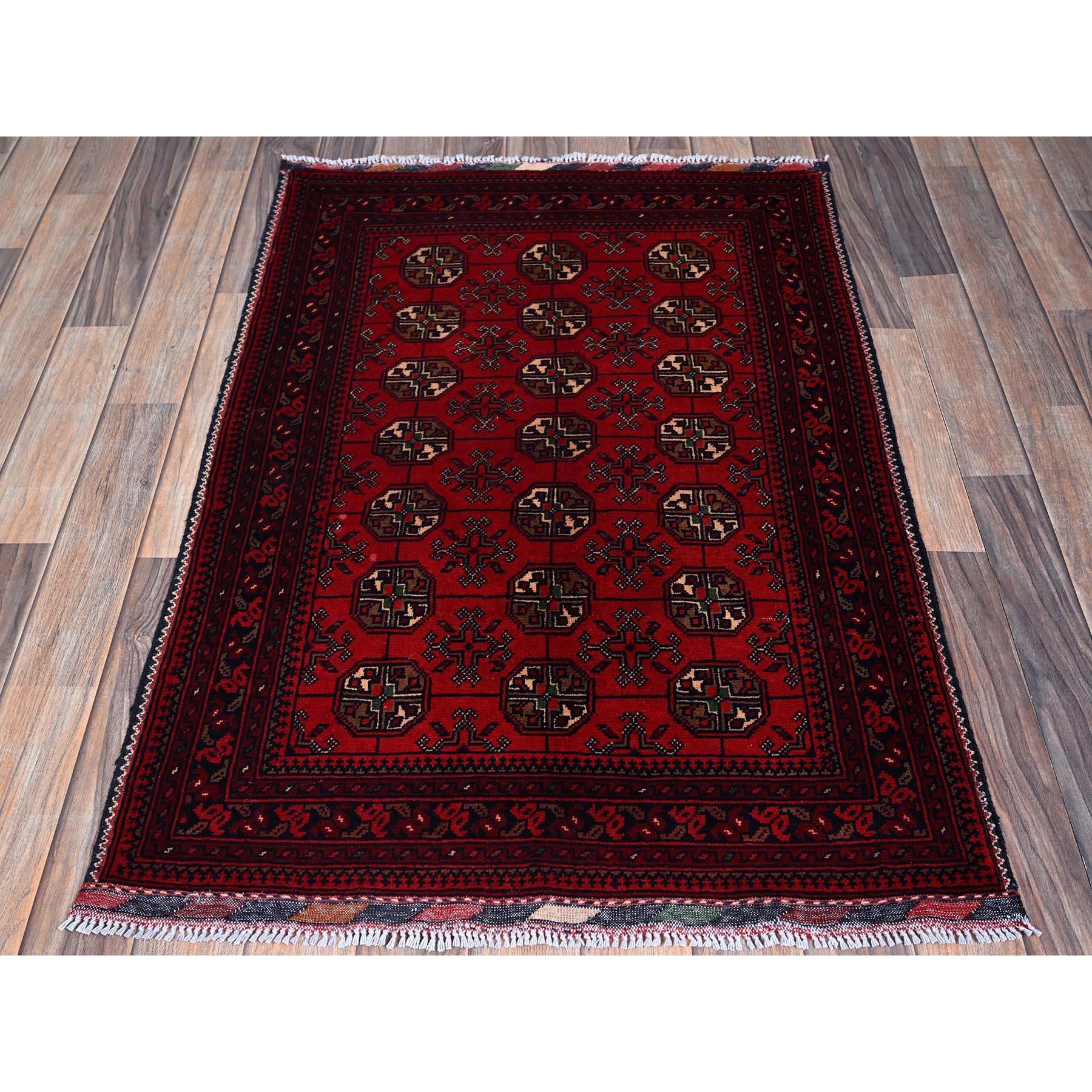 Rouge écarlate, Princesse Bokara avec motif de médaillons géométriques, teintures végétales, laine douce, nouée à la main, échantillon, tapis, tapis d'Orient
Matières premières : Laine
Latex : Pas de poils 
hauteur : 0,25 pouces
Style :