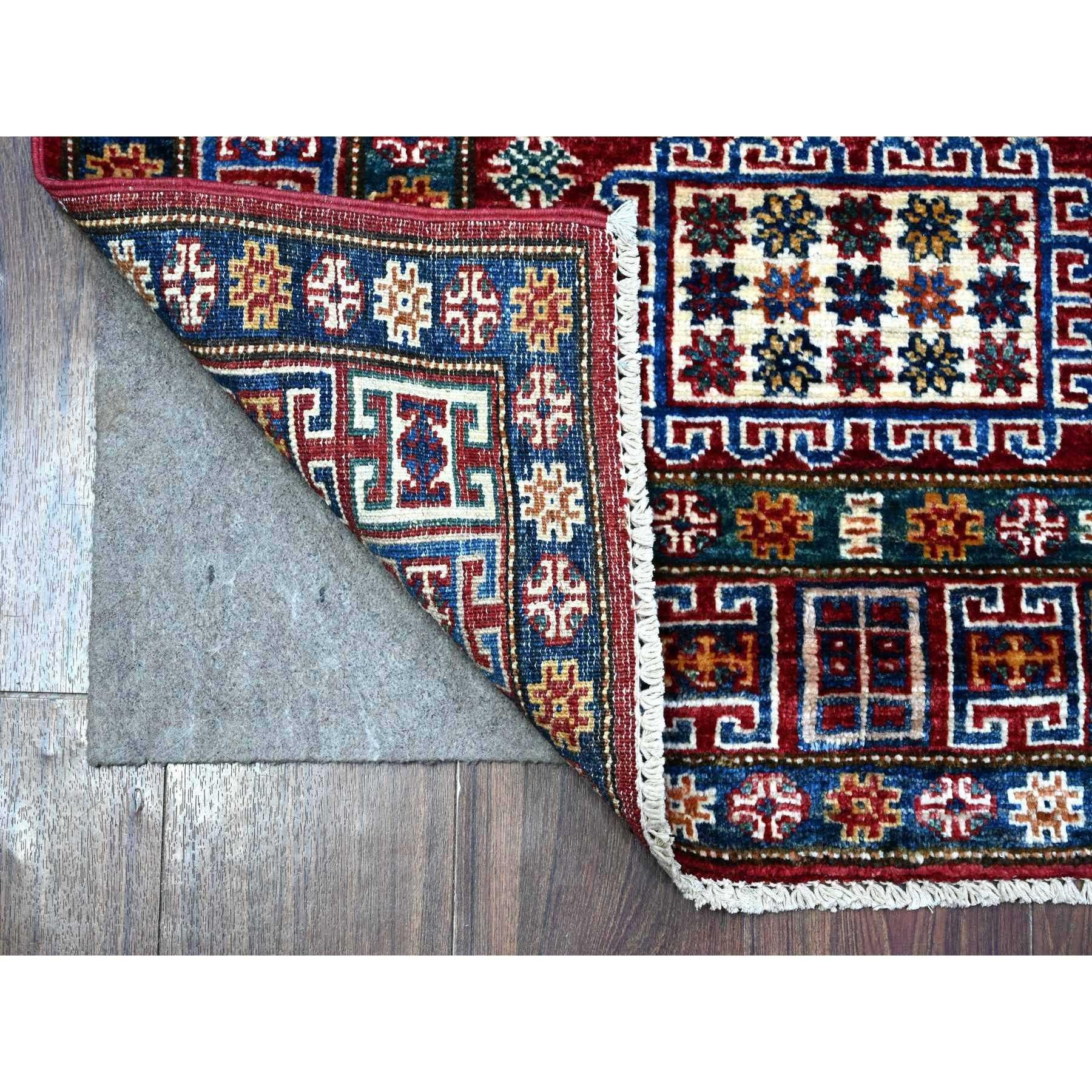 Dies ist ein echter, einzigartiger afghanischer Super Kazak, handgeknüpft, reine Wolle, Orientteppich. Es wurde monatelang von erfahrenen Kunsthandwerkern in jahrhundertealten Webtechniken geknüpft.
Primäre MATERIALIEN: Wolle
Latex: Kein Flor 
Höhe: