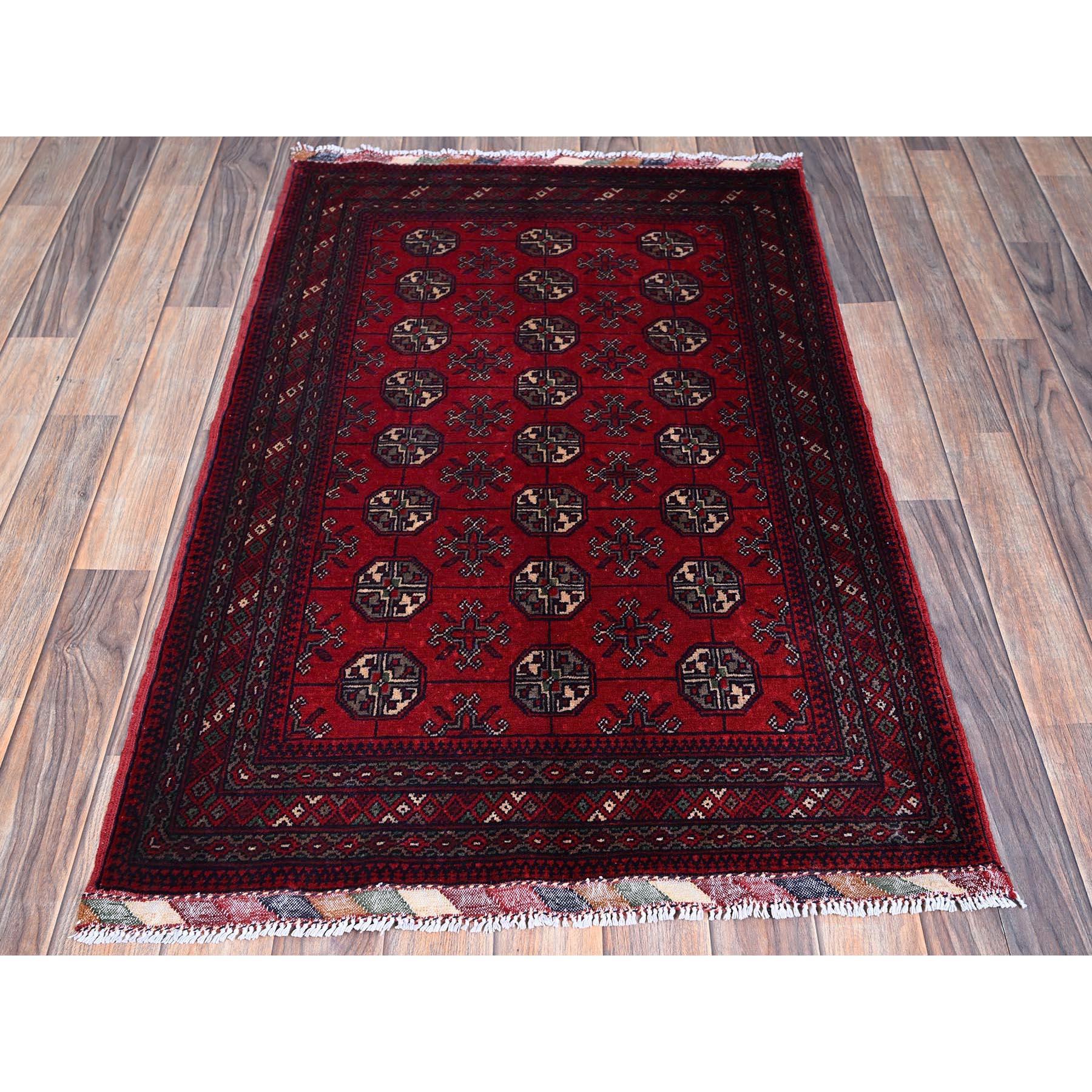 Berry Red, Princess Bokara with Geometric Medallions Design, Vegetable Dyes, Soft and Shiny Wool, Hand Knotted, Mat, Sample, Oriental Rug
Matières premières : Laine
Latex : Pas de poils 
hauteur : 0,25 pouces
Style : Traditionnel
Couleur primaire :