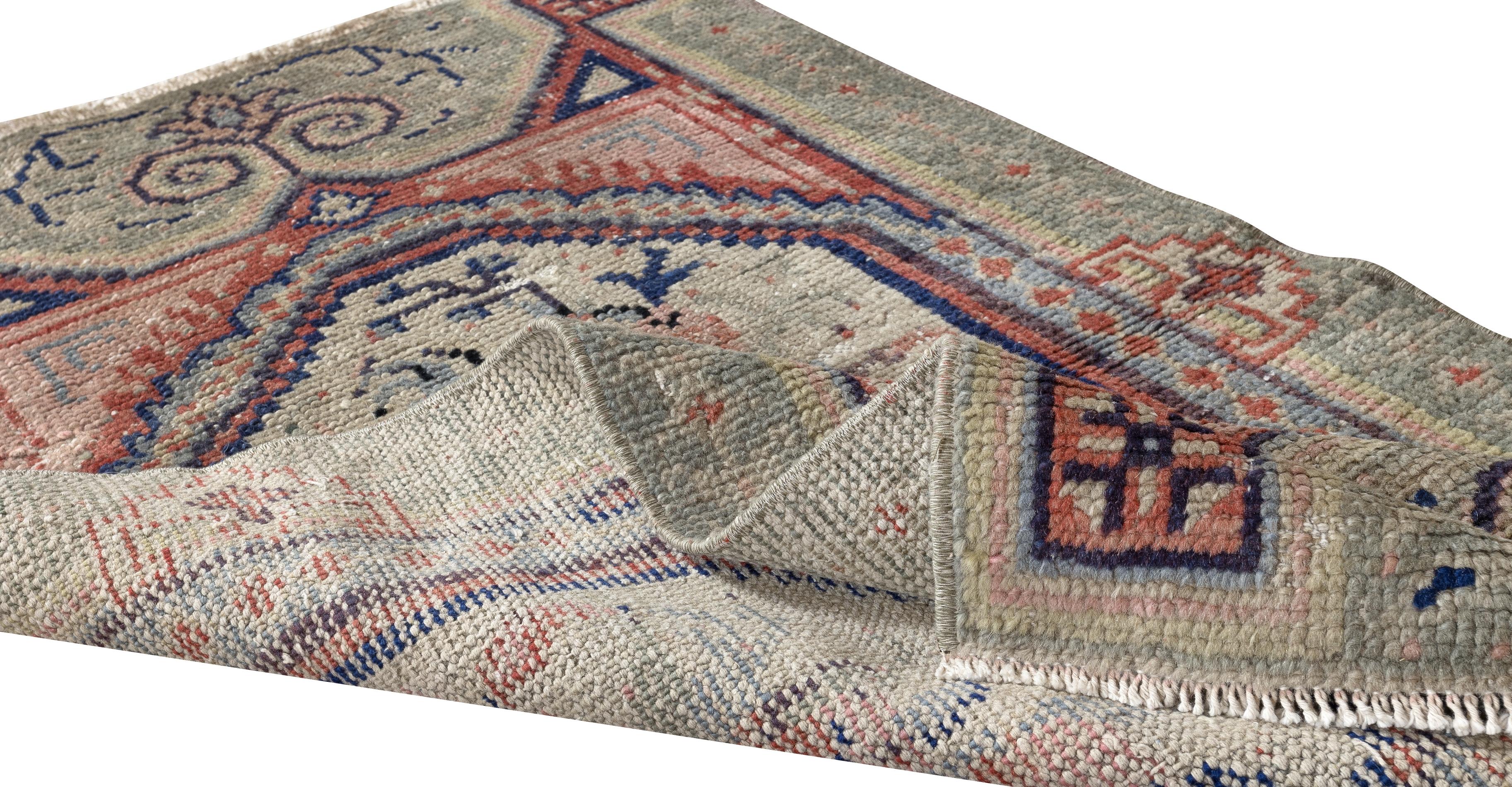 29x51 Zoll 1950er Jahre Türkischer Ghiordes Teppich. Einzigartiger halb-antiker Akzentteppich (Handgewebt) im Angebot