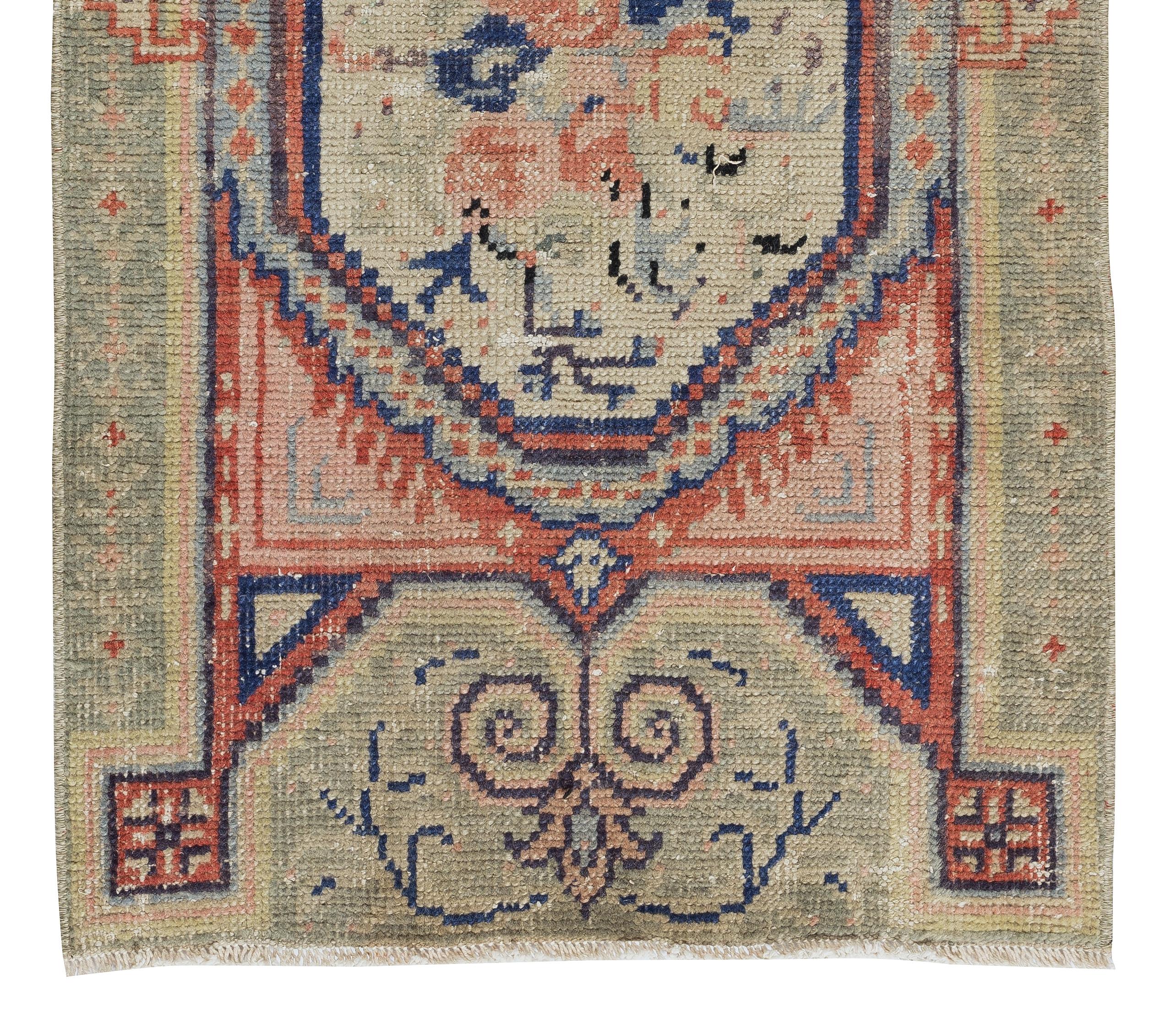 29x51 Zoll 1950er Jahre Türkischer Ghiordes Teppich. Einzigartiger halb-antiker Akzentteppich (20. Jahrhundert) im Angebot