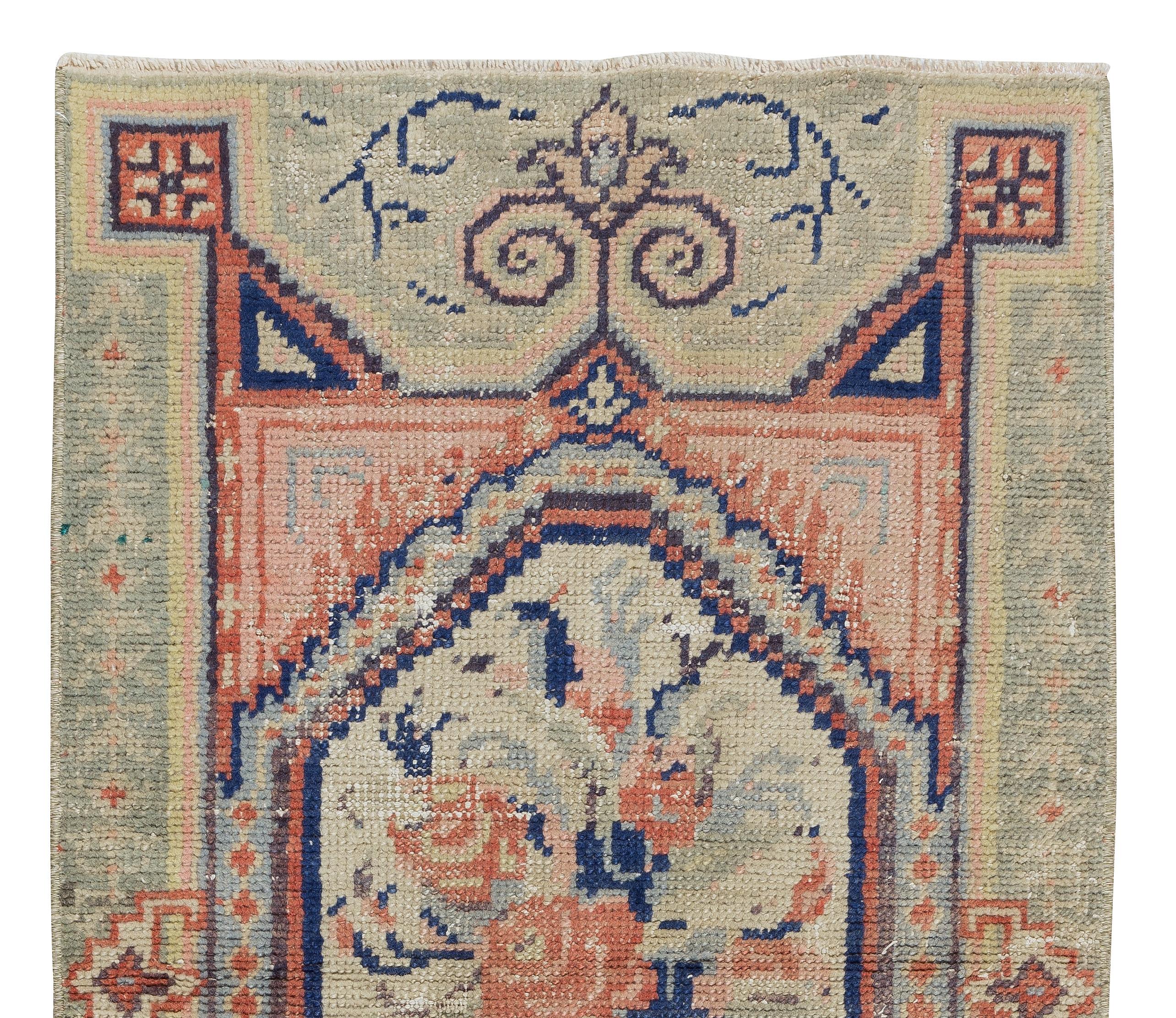 29x51 Zoll 1950er Jahre Türkischer Ghiordes Teppich. Einzigartiger halb-antiker Akzentteppich (Wolle) im Angebot