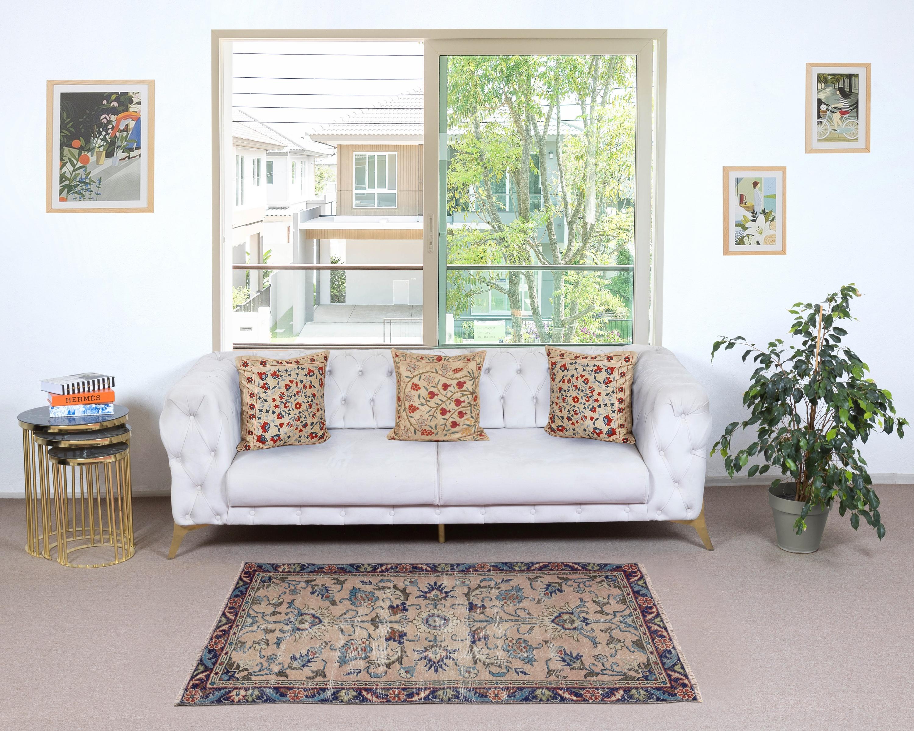 Infusez dans votre intérieur la beauté intemporelle de ce tapis turc vintage traditionnel, un chef-d'œuvre noué à la main et fabriqué à partir d'un luxueux mélange de laine et de coton. Tissé par des artisans qualifiés selon des techniques