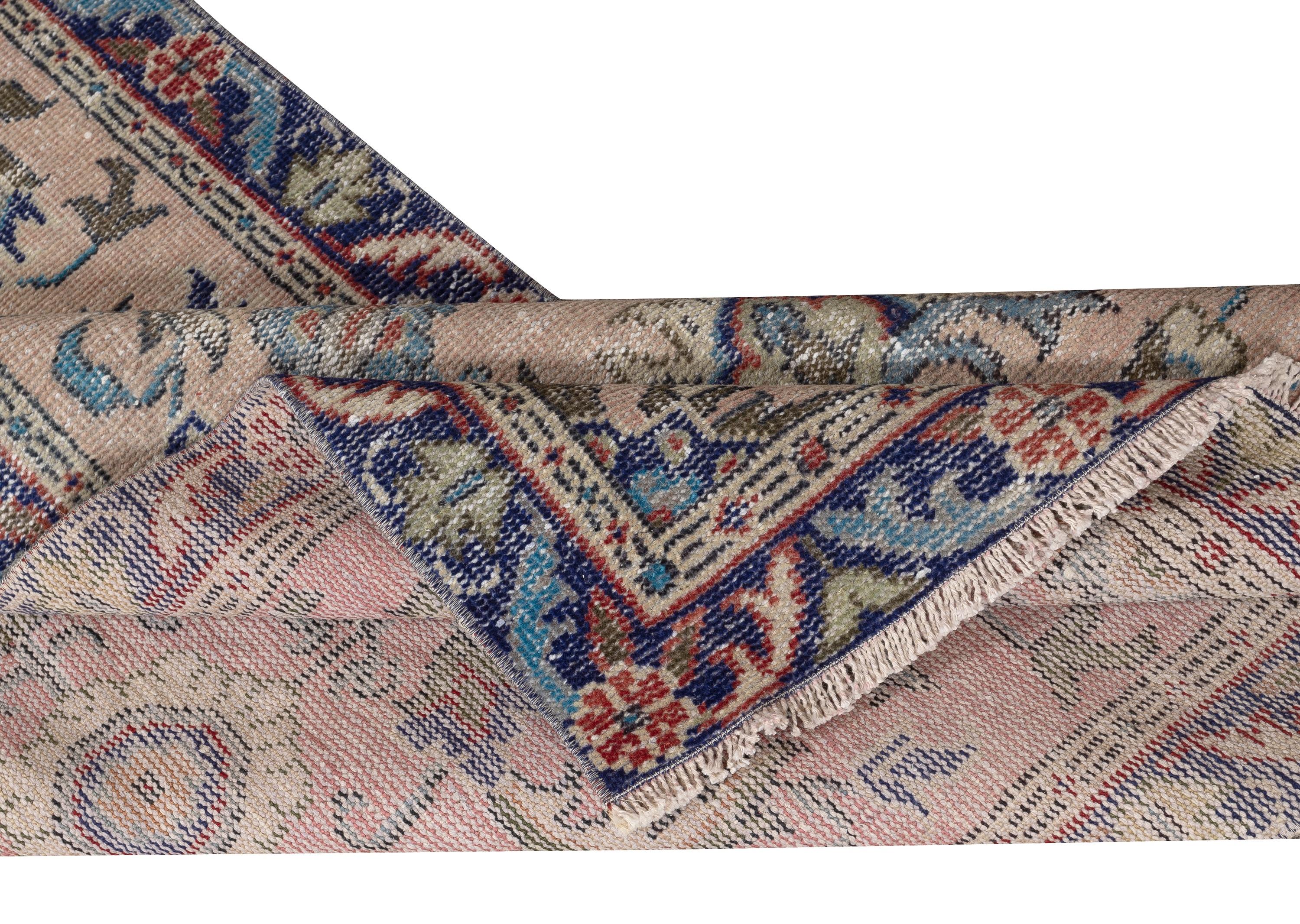 Rustique 2.9x5.5 Ft Tapis turc à motifs floraux fait main pour intérieurs bohémiens et classiques en vente