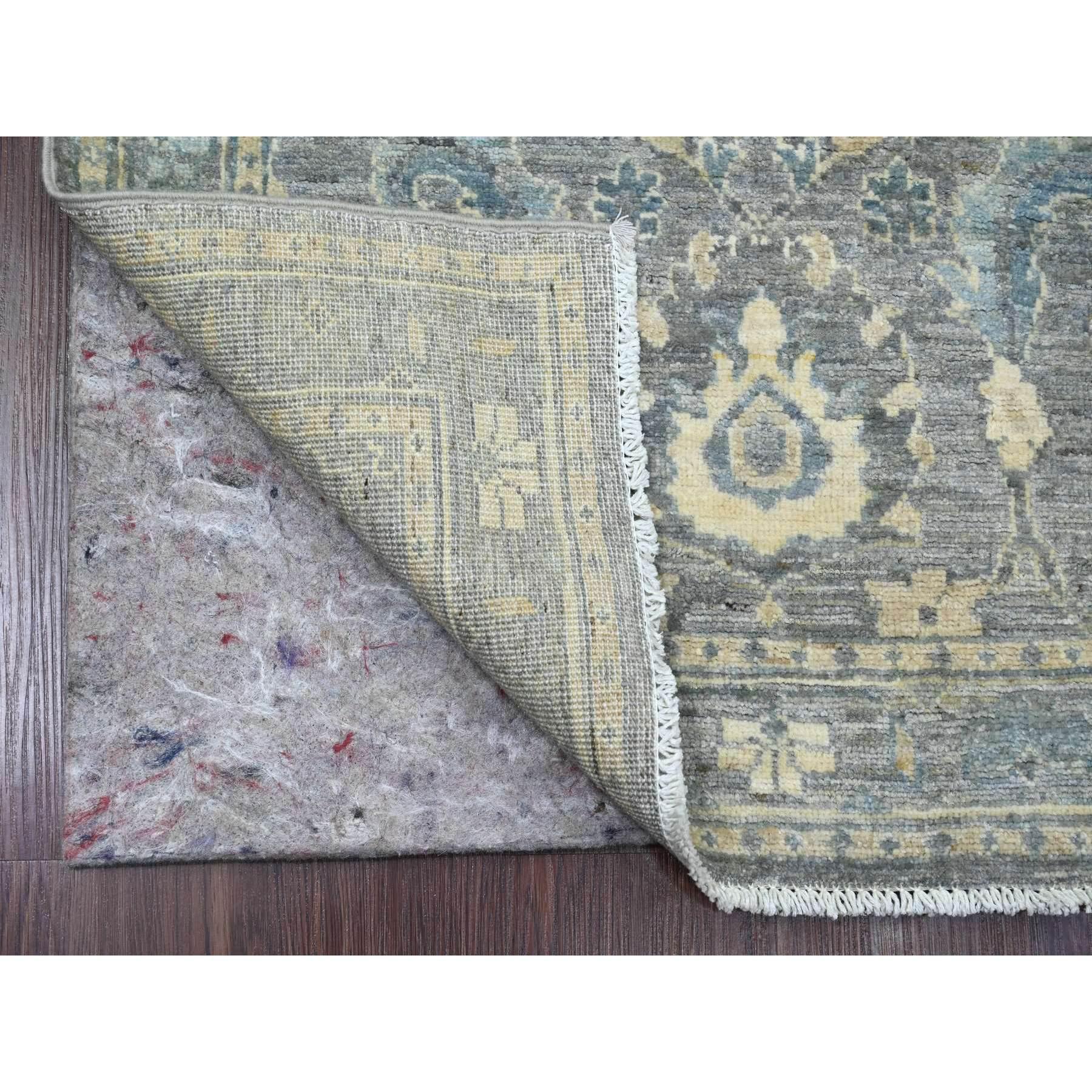 Spanish Gray, Peshawar mit Ziegler Mahal All Over Design, Pflanzenfarben, Hochgebirgswolle, handgeknüpft, kurzer Läufer, Orientteppich
Primäre MATERIALIEN: Wolle
Latex: Kein Flor 
Höhe: 0,25 Zoll
Stil: Transitional
Grundfarbe: Grau
Sekundäre Farben: