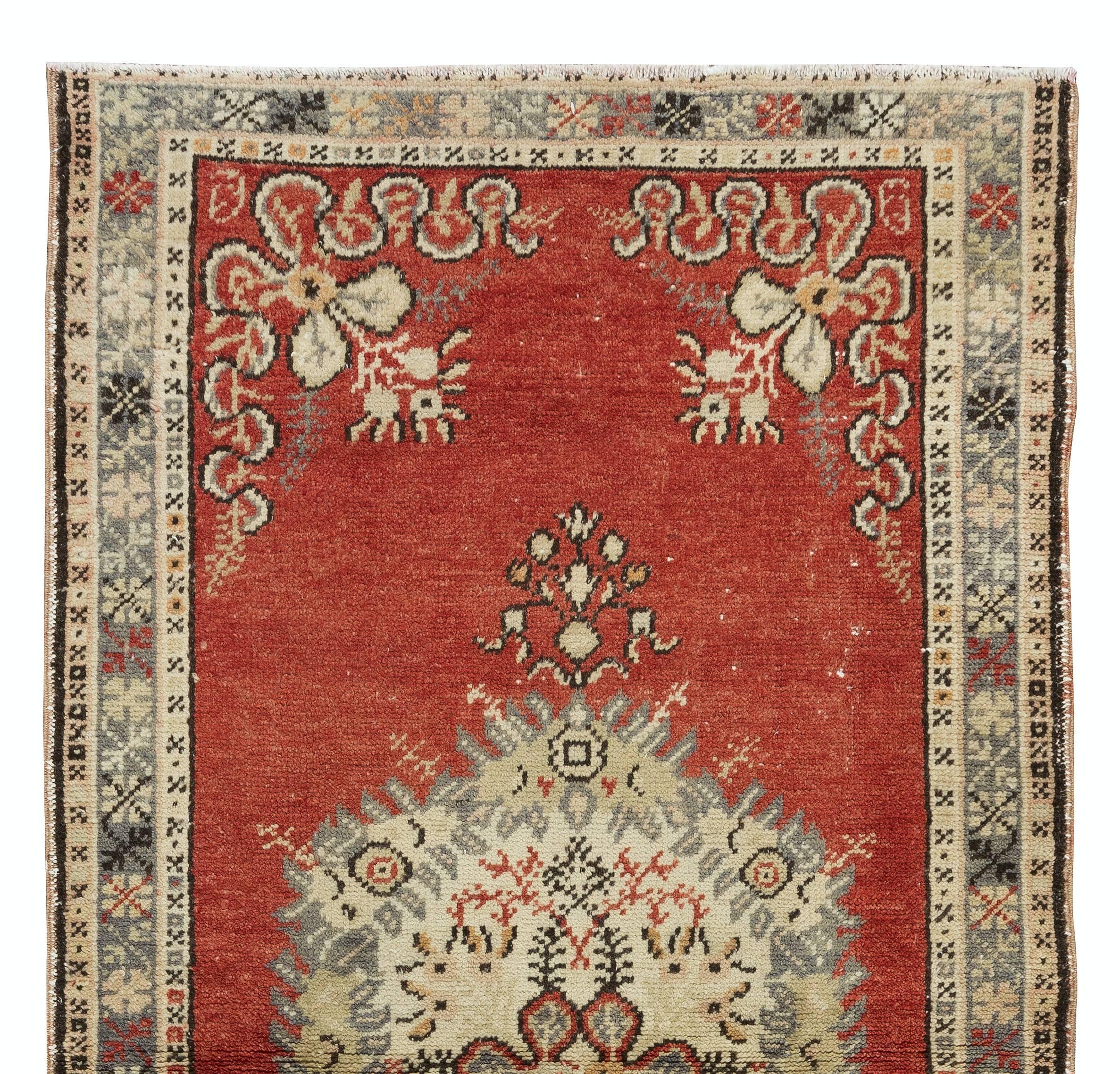 Hand-Woven 2.9x5.7 Ft Traditional Vintage Turkish Handmade Accent Rug with Medallion Design For Sale