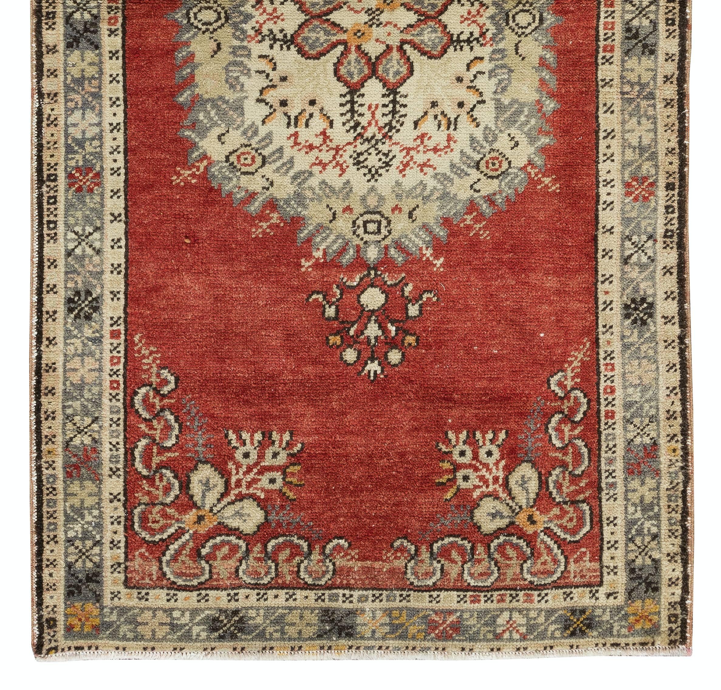 2.9x5.7 Ft Traditional Vintage Turkish Handmade Accent Rug with Medallion Design In Good Condition For Sale In Philadelphia, PA