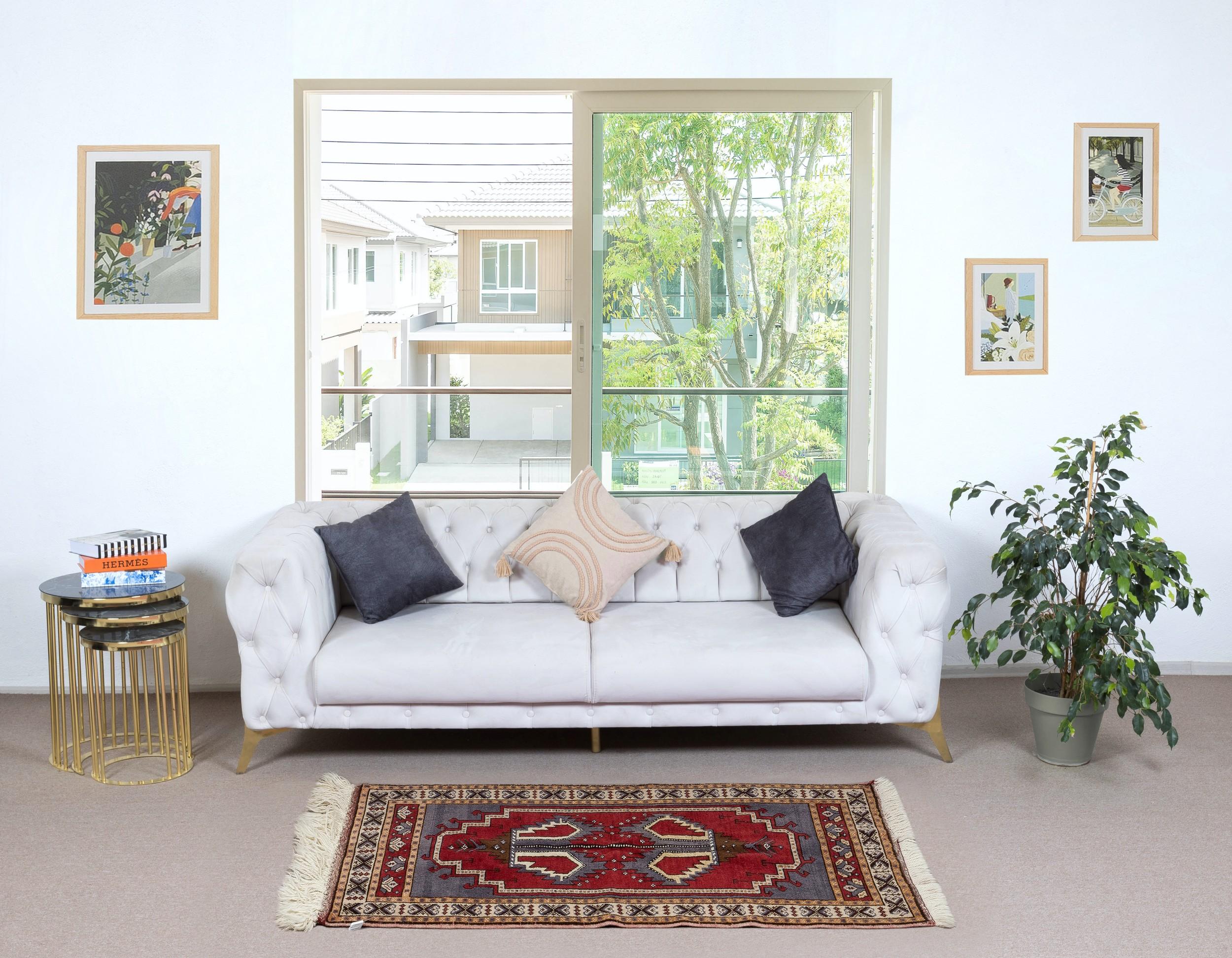 Dai un tocco di eleganza senza tempo alla tua casa con questo tappeto vintage turco annodato a mano, realizzato al 100% in lana da abili artigiani. Perfetto come zerbino, tappeto d'accento o piccolo pezzo decorativo, questo tappeto incarna la