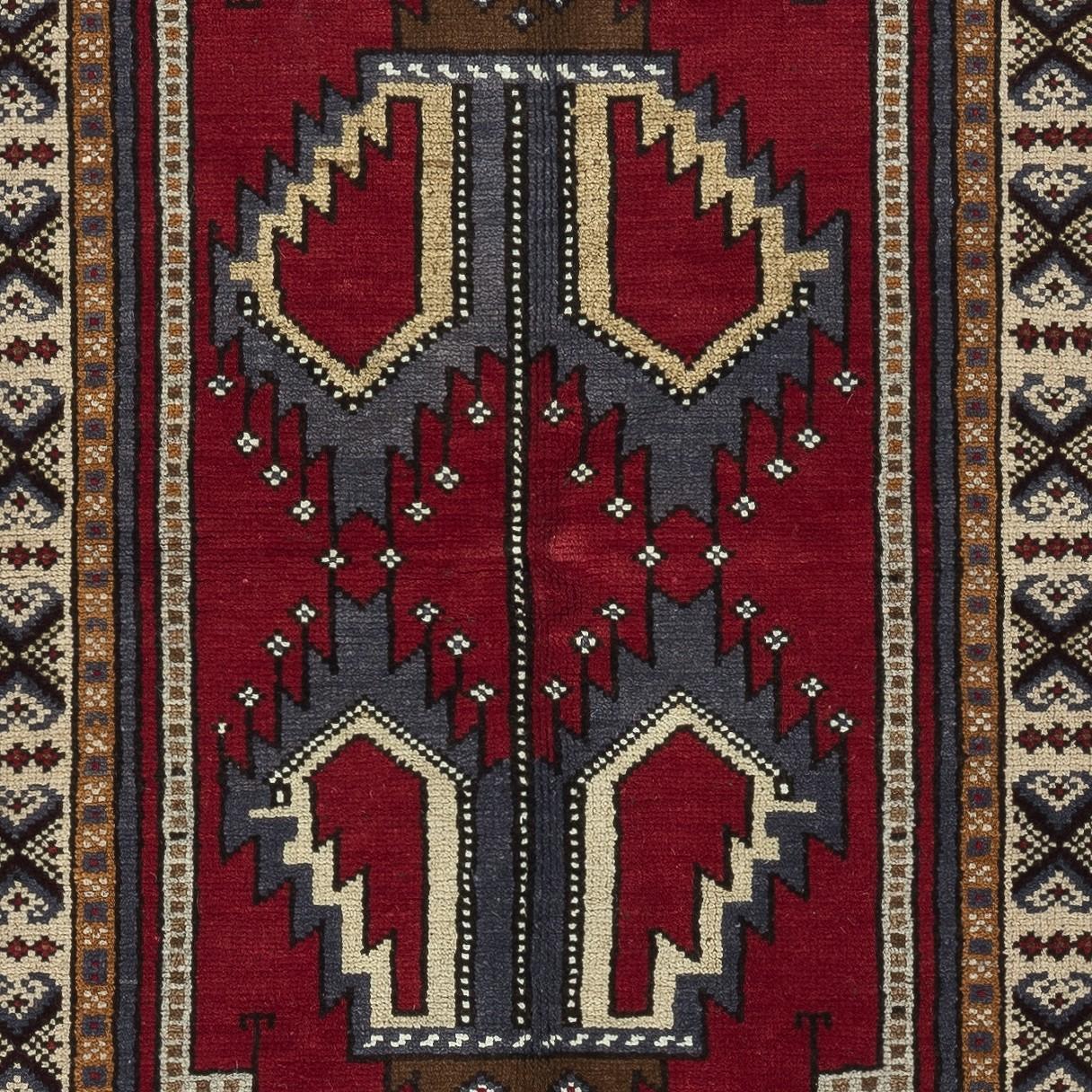 Annodato a mano 29x60 in Tappeto d'accento turco tradizionale vintage fatto a mano in lana in vendita