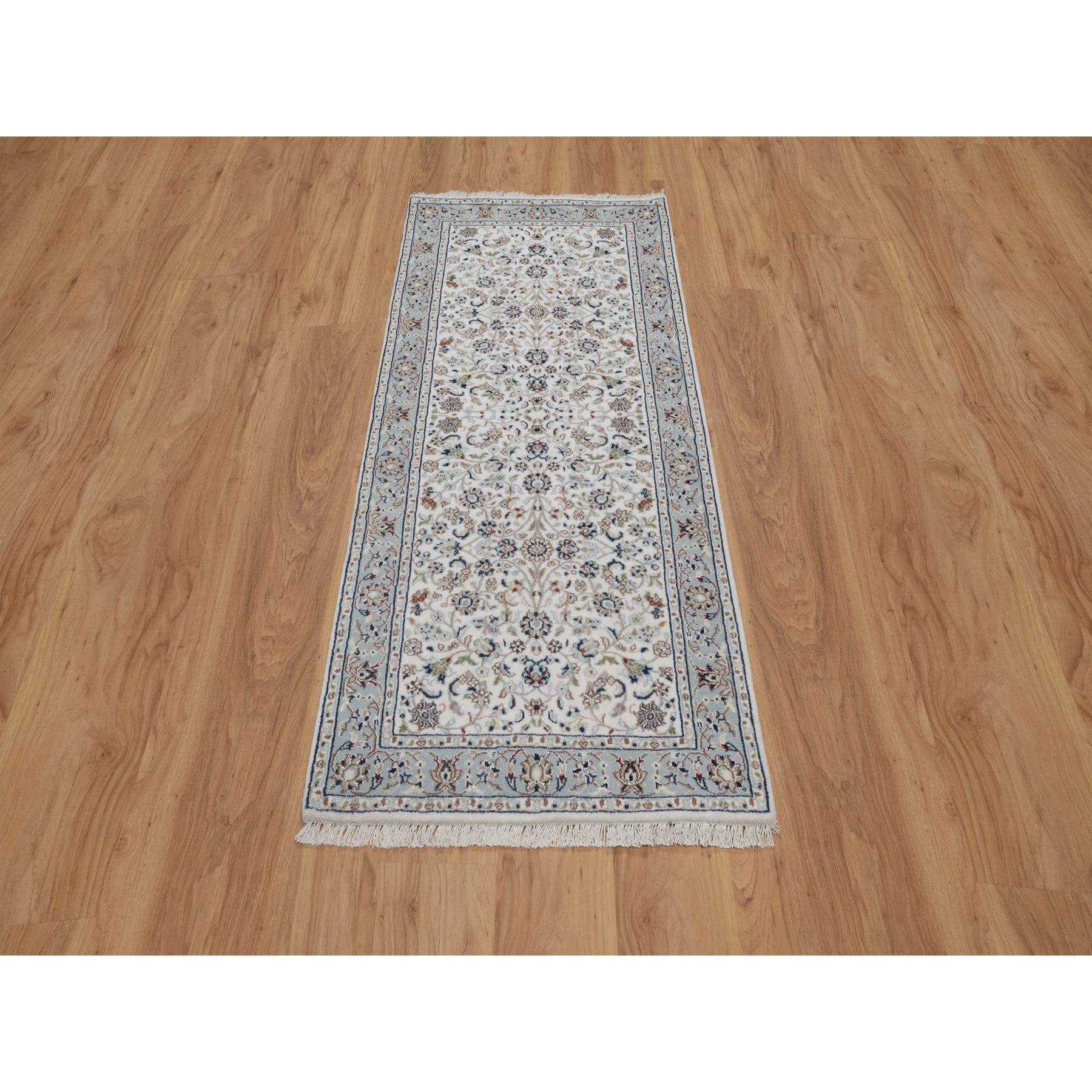 Pristine White, Nain mit Blumenmuster, 250 KPSI, Wolle und Seide, handgeknüpft, weicher Flor, Läufer, Orientteppich
Primäre MATERIALIEN: Wolle & Seide
Latex: Kein Flor 
Höhe: 0,25 Zoll
Stil: Traditionell
Grundfarbe: Elfenbein
Sekundäre Farben: Rot,