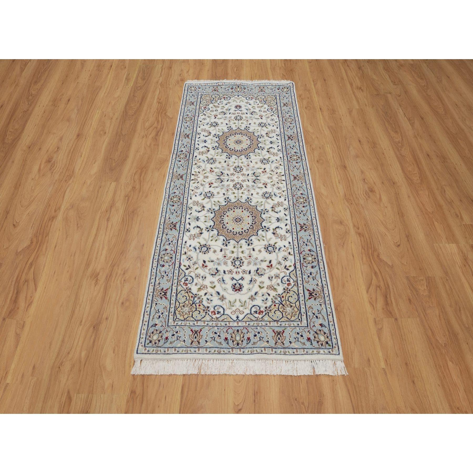 Knochenweiß, Wolle und Seide, 250 KPSI, Nain mit Blumenmedaillon-Design, handgeknüpft, weicher Flor, Läufer, Orientteppich<br /><br />Primäre MATERIALIEN: Wolle & SeideLatex: NeinFlorhöhe: 0.25 InchesStil: TraditionellHauptfarbe: