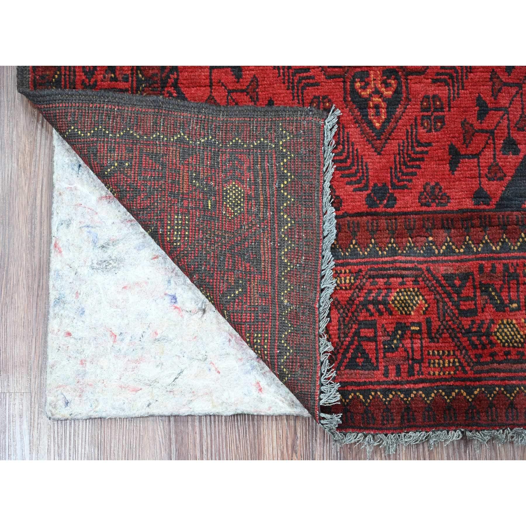 Rouge cramoisi, noué à la main, Afghan Andkhoy avec motif géométrique, teintures végétales, laine douce, couloir, tapis oriental
Matières premières : Laine
Latex : Pas de poils 
hauteur : 0,25 pouces
Style : Traditionnel
Couleur primaire :
