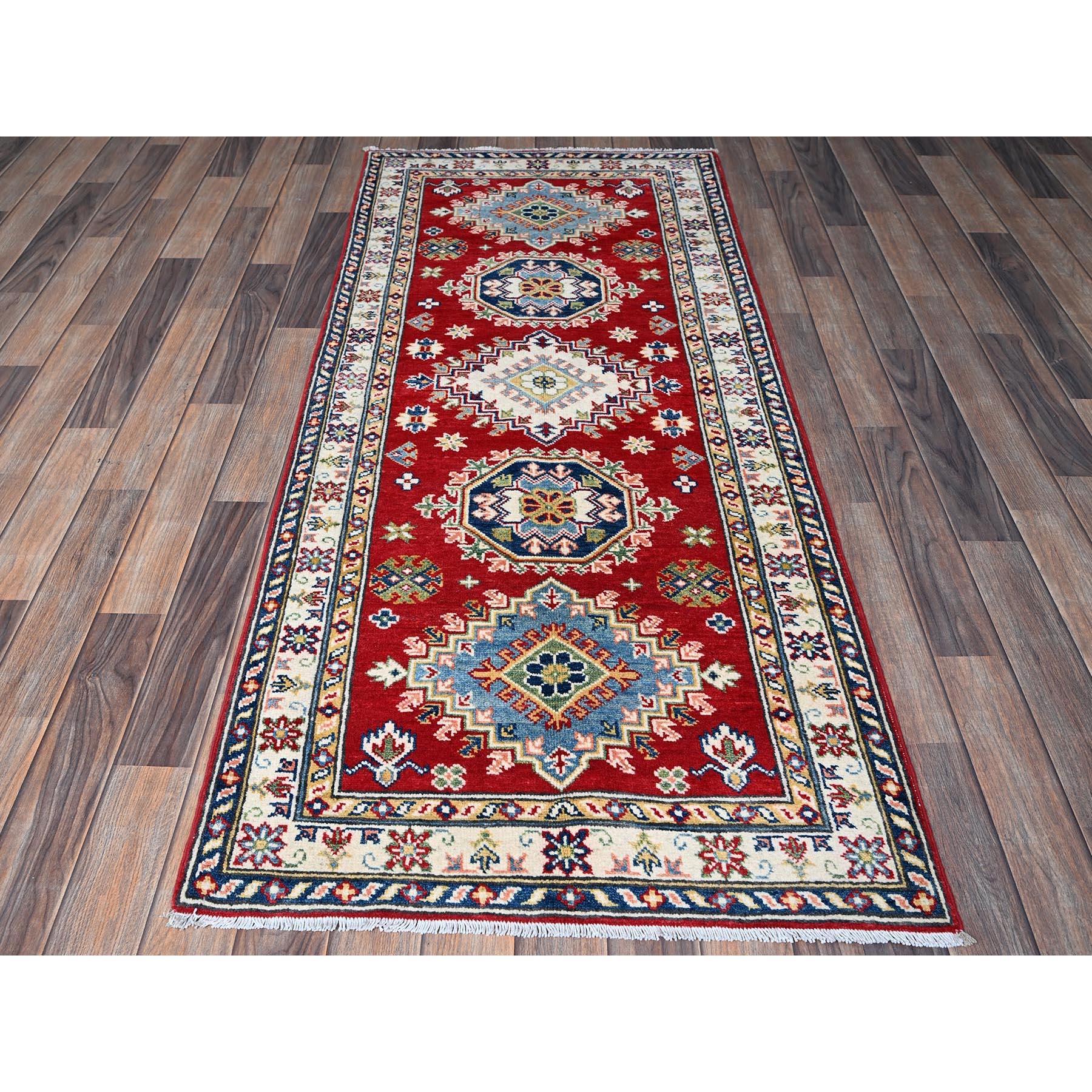 Arsenal Red, Kazak avec design de médaillons géométriques, laine douce et brillante, nouée à la main, teintures végétales, tissage plus dense, chemin de fer, tapis oriental
Matières premières : Laine
Latex : Pas de poils 
hauteur : 0,25 pouces
Style