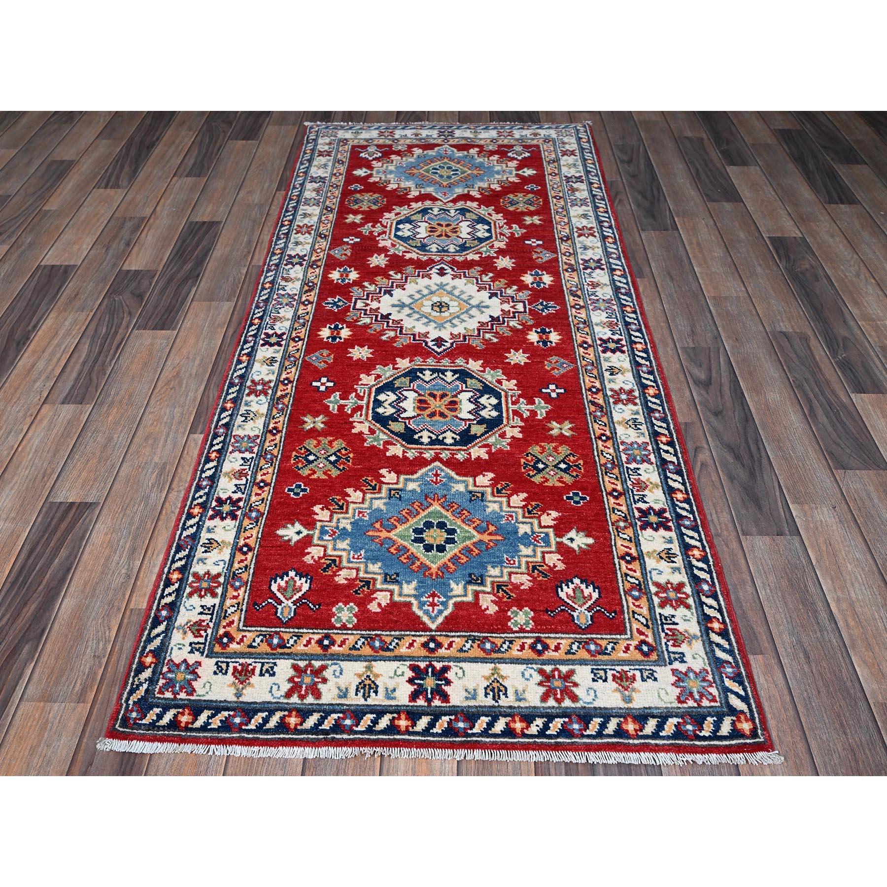 Rouge cramoisi, Kazak avec des médaillons géométriques, tissage plus dense, laine douce et veloutée, noué à la main, teintures végétales, tapis de course, tapis d'Orient
Matières premières : Laine
Latex : Pas de poils 
hauteur : 0,25 pouces
Style :
