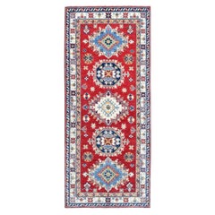 2'9"x6'7" Kazak rouge avec motif de médaillons noués à la main