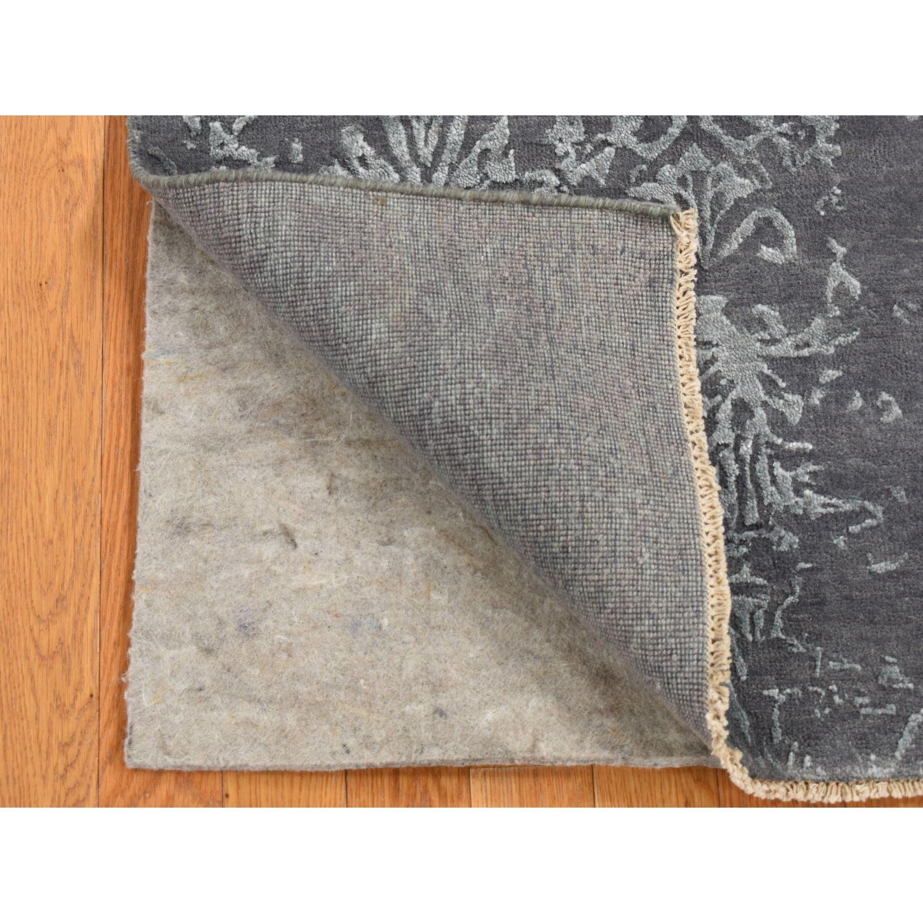 Gris arsenic, motif abarasque brisé et effacé, laine et soie, ton sur ton, fait à la main, tapis d'orient de course
Matériaux primaires : Laine et soie
Latex : Non Hauteur des poils : 0.25 pouces
Style : Transitionnel
Couleur primaire :