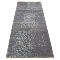 2'9"x6'9" gris, motif Abarasque effacé, laine et soie, tapis de couloir fait main
