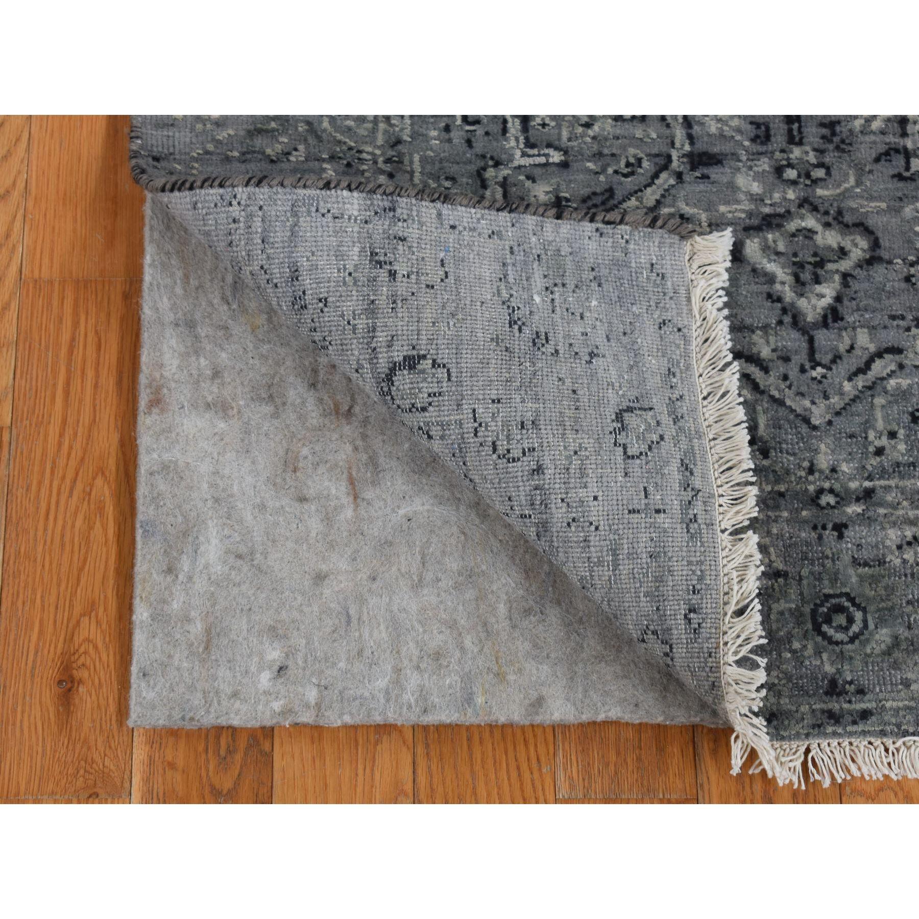 Gris Acorazado, Persa Roto Diseño Medallón Borrado, Seda Pura con Lana Texturizada, Anudada a Mano, Alfombra Oriental Runner
Materiales primarios: Lana y seda
Látex: Sin pelo 
altura: 0,25 Pulgadas
Estilo: Transicional
Color principal: Gris
Colores