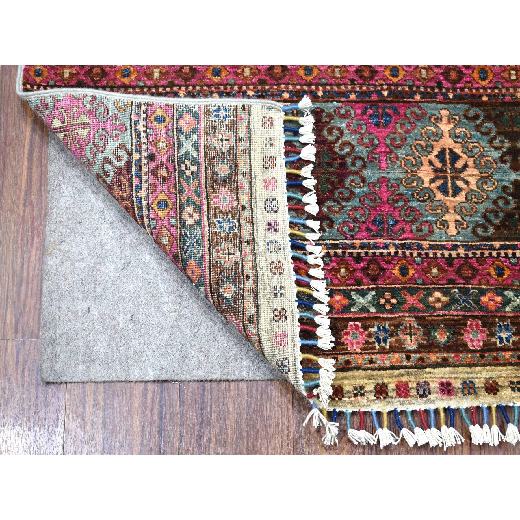 Dies ist eine wirklich echte one-of-a-kind Hand geknüpft Beige Super Kazak Khorjin Design mit bunten Tassles reine Wolle orientalischen Läufer Teppich. Es wurde monatelang von erfahrenen Kunsthandwerkern in jahrhundertealten Webtechniken