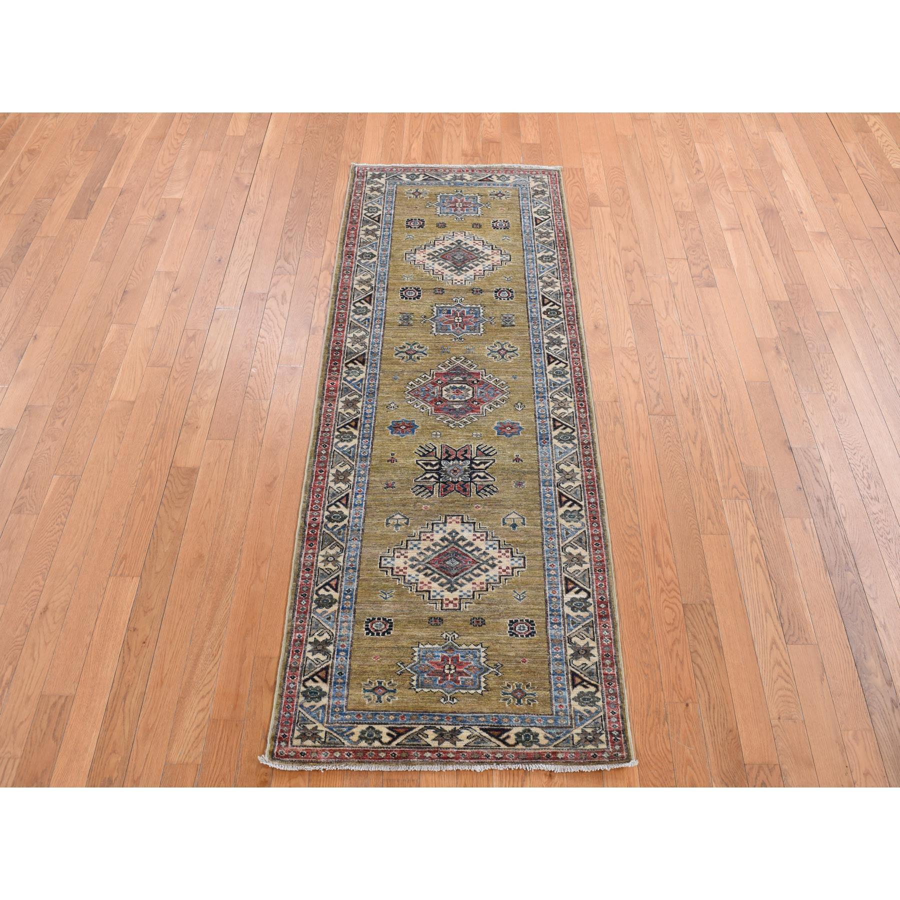 Olivgrün, Handgeknüpft, Afghanischer Super Kazak mit geometrischem Medaillon-Design, Reine Wolle, Läufer, Orientteppich
Primäre MATERIALIEN: Wolle
Latex: Kein Flor 
Höhe: 0,25 Zoll
Stil: Traditionell
Grundfarbe: Grün
Sekundäre Farben: Rot, Blau,