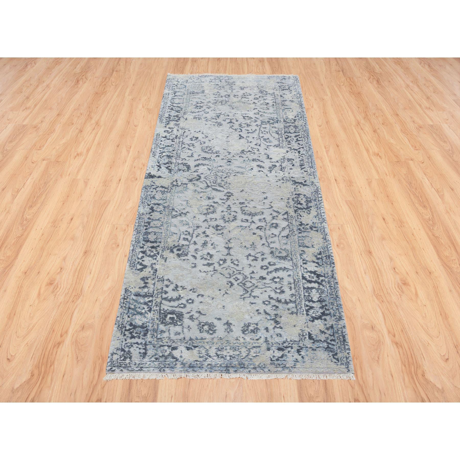 Il s'agit d'un véritable tapis d'Orient gris clair, en soie pure et laine nouée à la main, au Design/One Kashan. Il a été noué pendant des mois et des mois selon des techniques de tissage séculaires par des artisans experts.
Matériaux primaires :