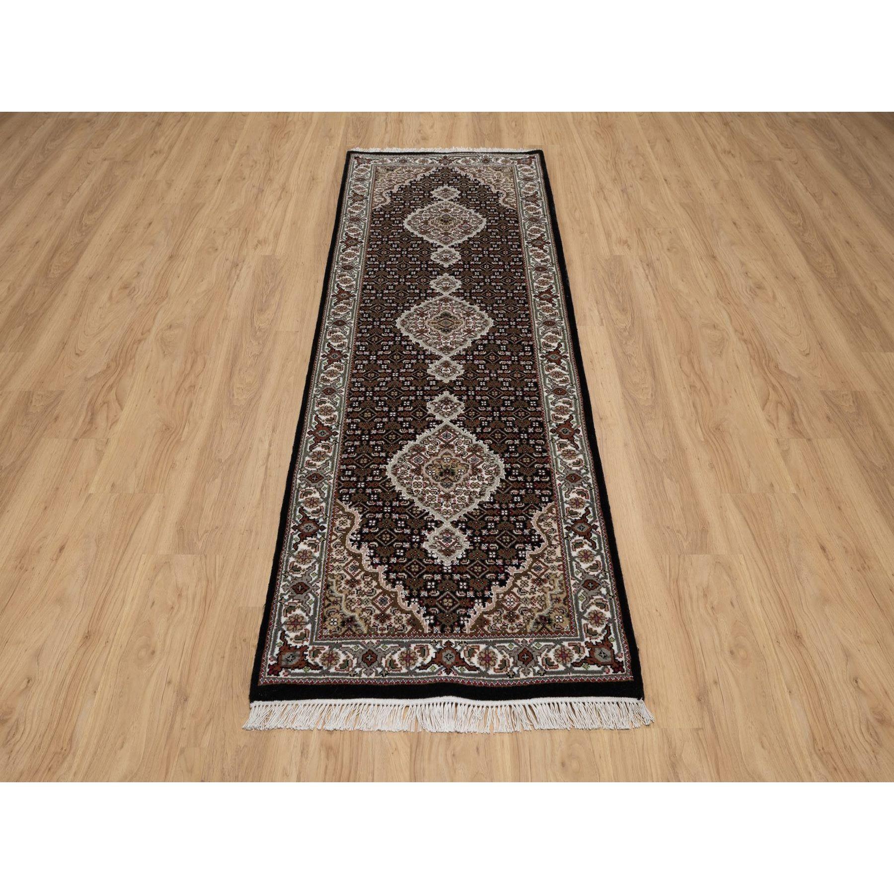 Jade Schwarz, Tabriz Mahi mit Fisch Medaillon Design, 175 KPSI, Handgeknüpft, 100% Wolle, Läufer, Orientteppich
Primäre MATERIALIEN: Wolle
Latex: Kein Flor 
Höhe: 0,25 Zoll
Stil: Traditionell
Grundfarbe: Schwarz
Sekundäre Farben: Grün, Braun, Rot,