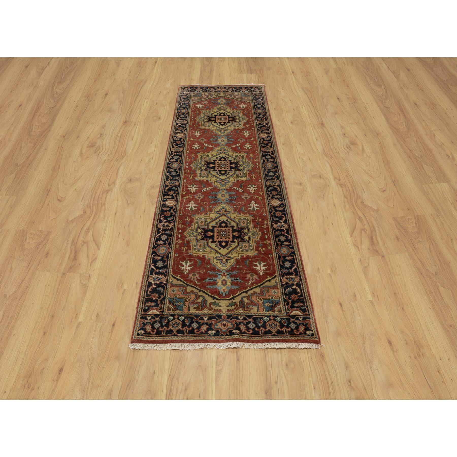 Rouge Chili, Heriz Revival avec Design/One, Densely Woven, Hand Spun New Zealand Wool, Hand Knotted, Runner, Tapis d'Orient
Matières premières : Laine
Latex : Pas de poils 
hauteur : 0,25 pouces
Style : Traditionnel
Couleur primaire : rouge
Couleurs