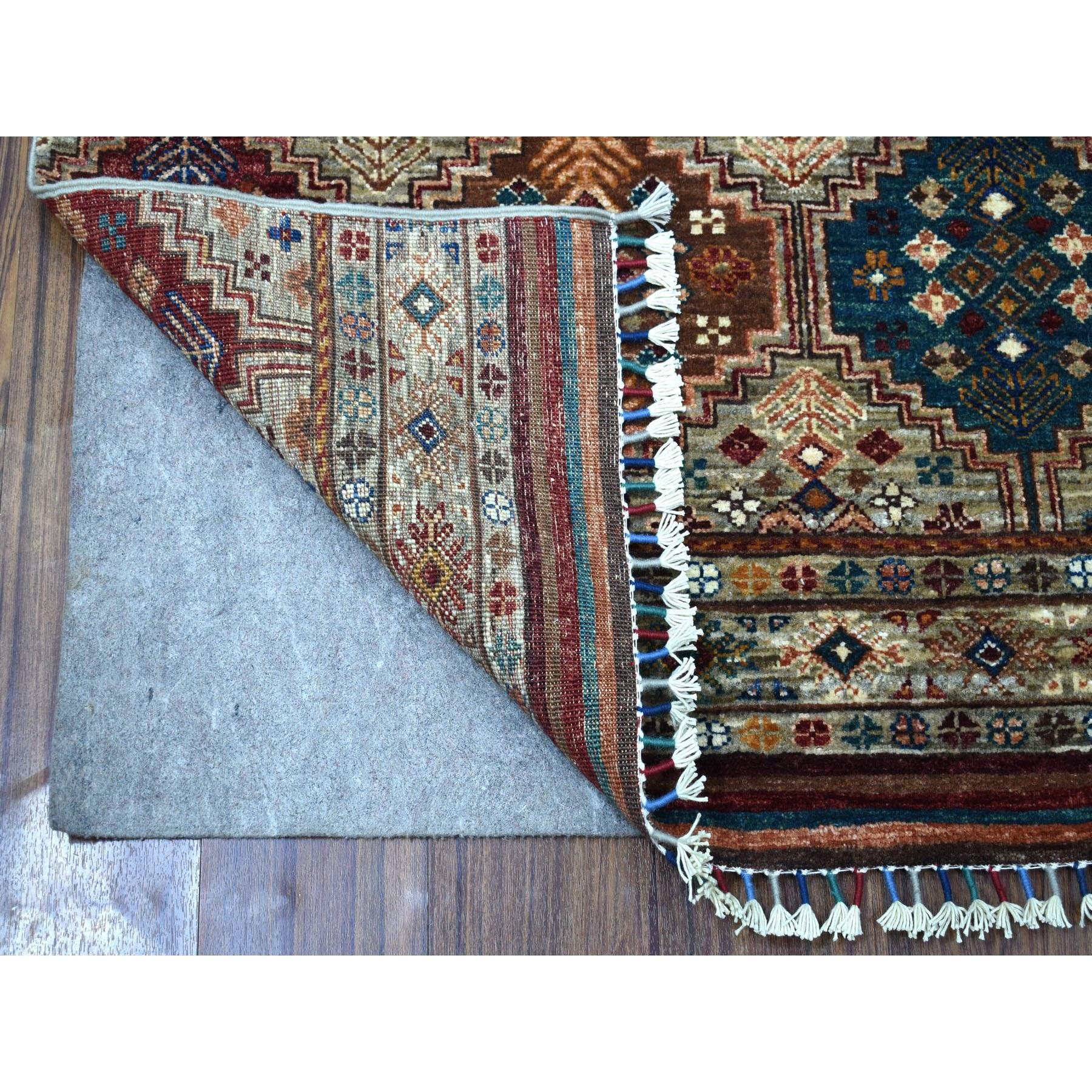 Dies ist eine wirklich echte one-of-a-kind Taupe Super Kazak in einer bunten Palette Khorjin Design reine Wolle handgeknüpft orientalischen Läufer Teppich. Es wurde monatelang von erfahrenen Kunsthandwerkern in jahrhundertealten Webtechniken