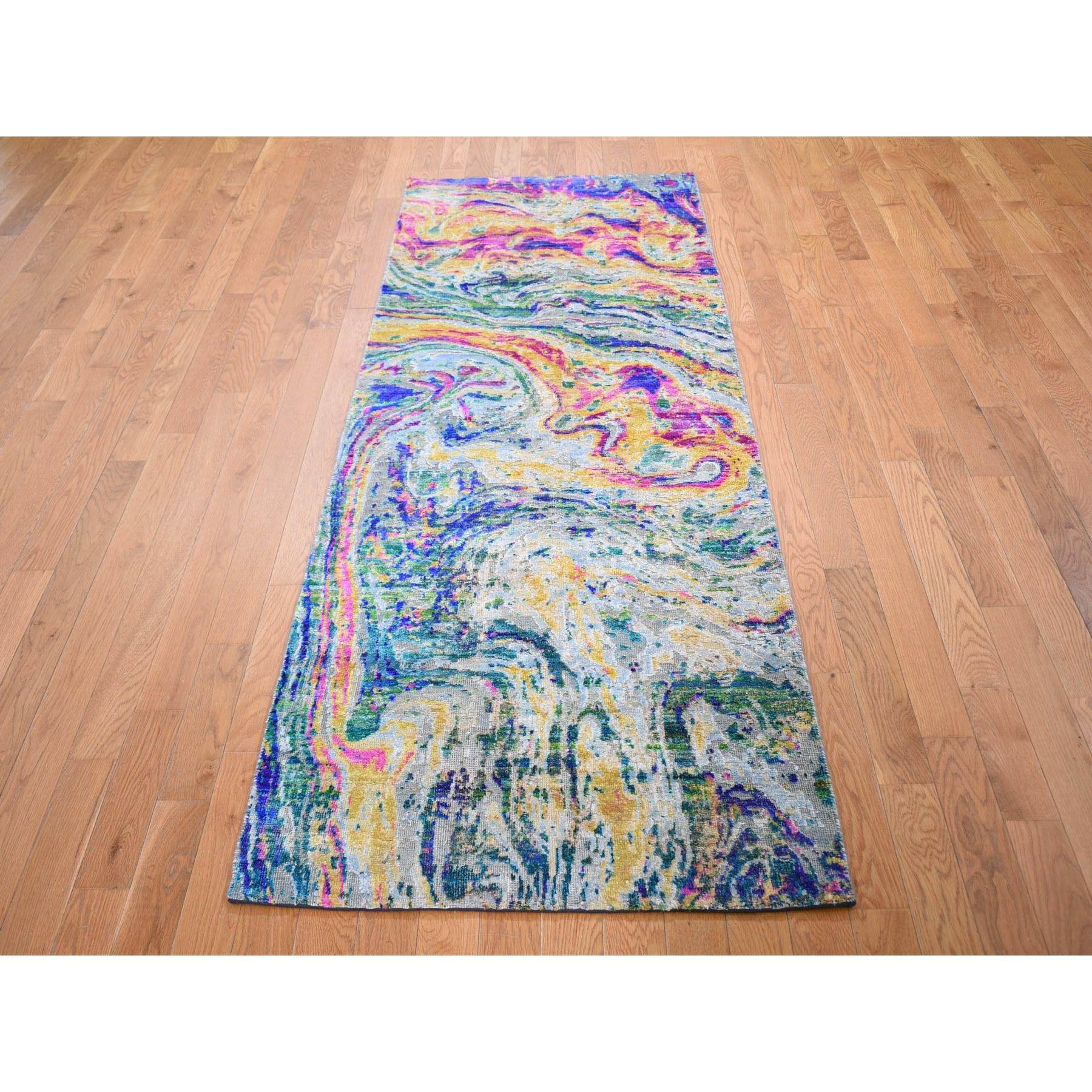 Dies ist eine wirklich echte one-of-a-kind Bunte Sari Seide mit strukturierter Wolle The Lava Design Läufer Teppich. Es wurde monatelang in der jahrhundertealten persischen Webtechnik von erfahrenen Handwerkern geknüpft.
Primäre MATERIALIEN: Wolle &