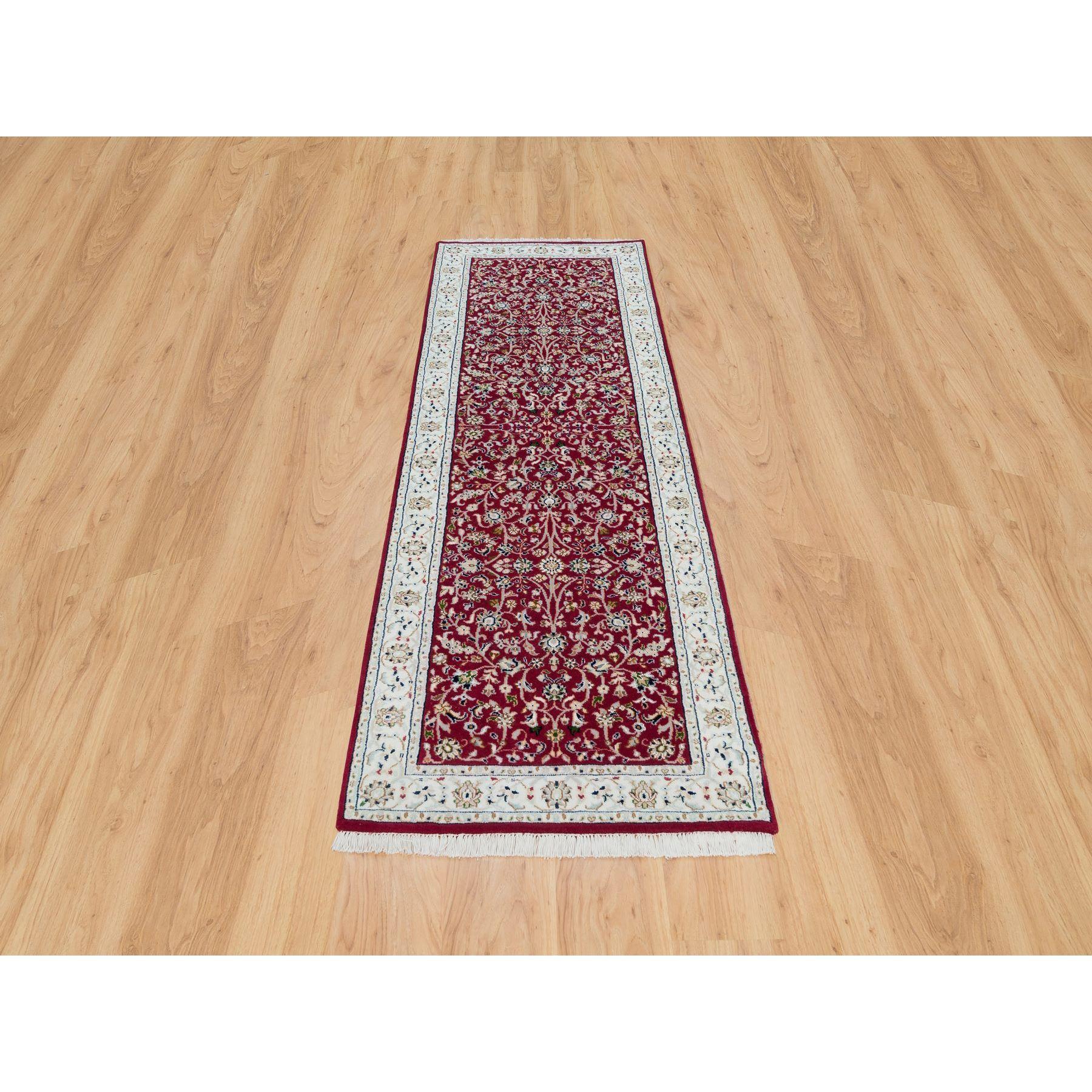 Burgundy Red, Hand Knotted, Nain with All Over Flower Design, 250 KPSI, Organic Wool, Runner Oriental Rug
Matières premières : Laine
Latex : Pas de poils 
hauteur : 0,25 pouces
Style : Traditionnel
Couleur primaire : rouge
Couleurs secondaires :