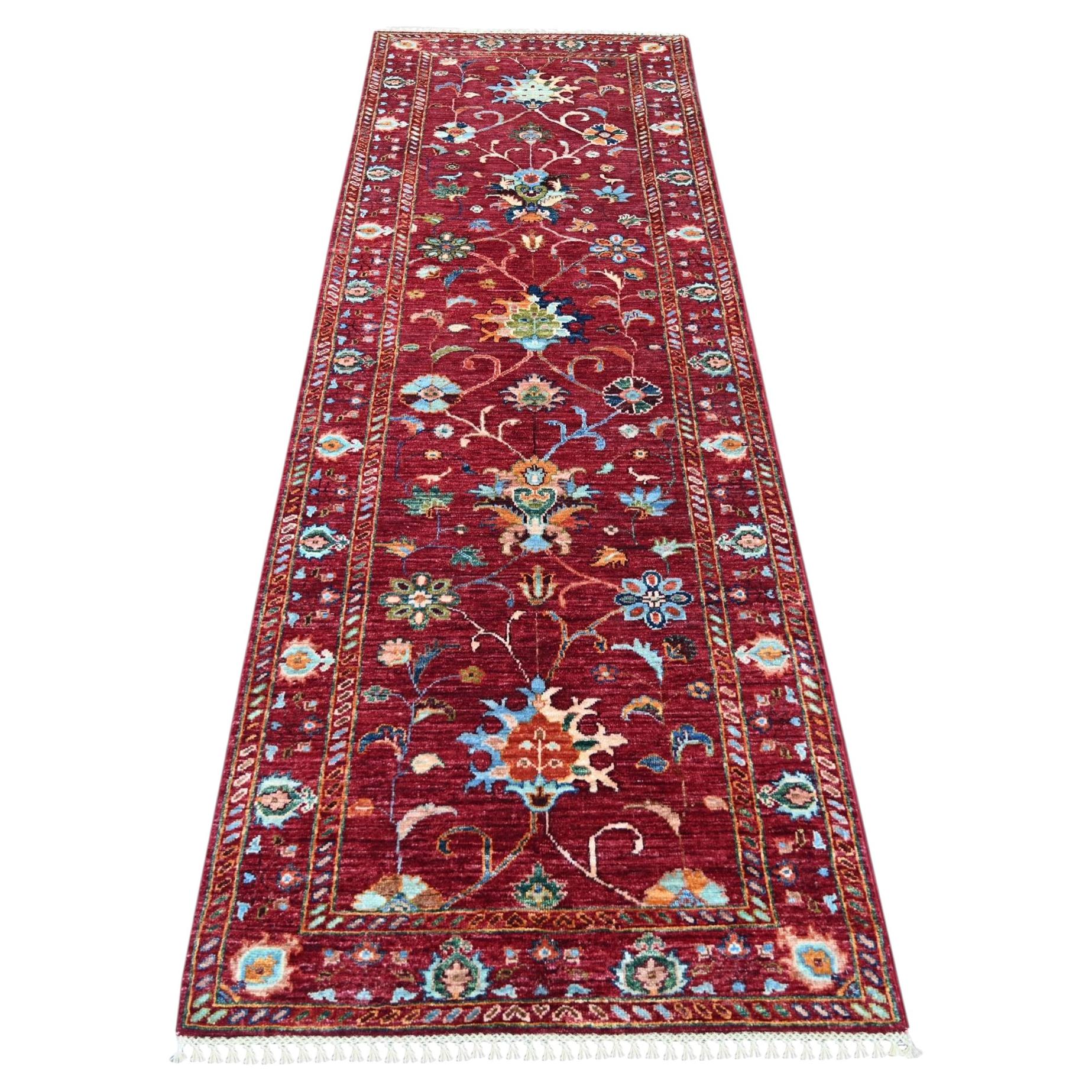 2'9" x 8'3" roter Läufer aus reiner Wolle im Sultani-Stil mit durchgängigem Blumenmuster