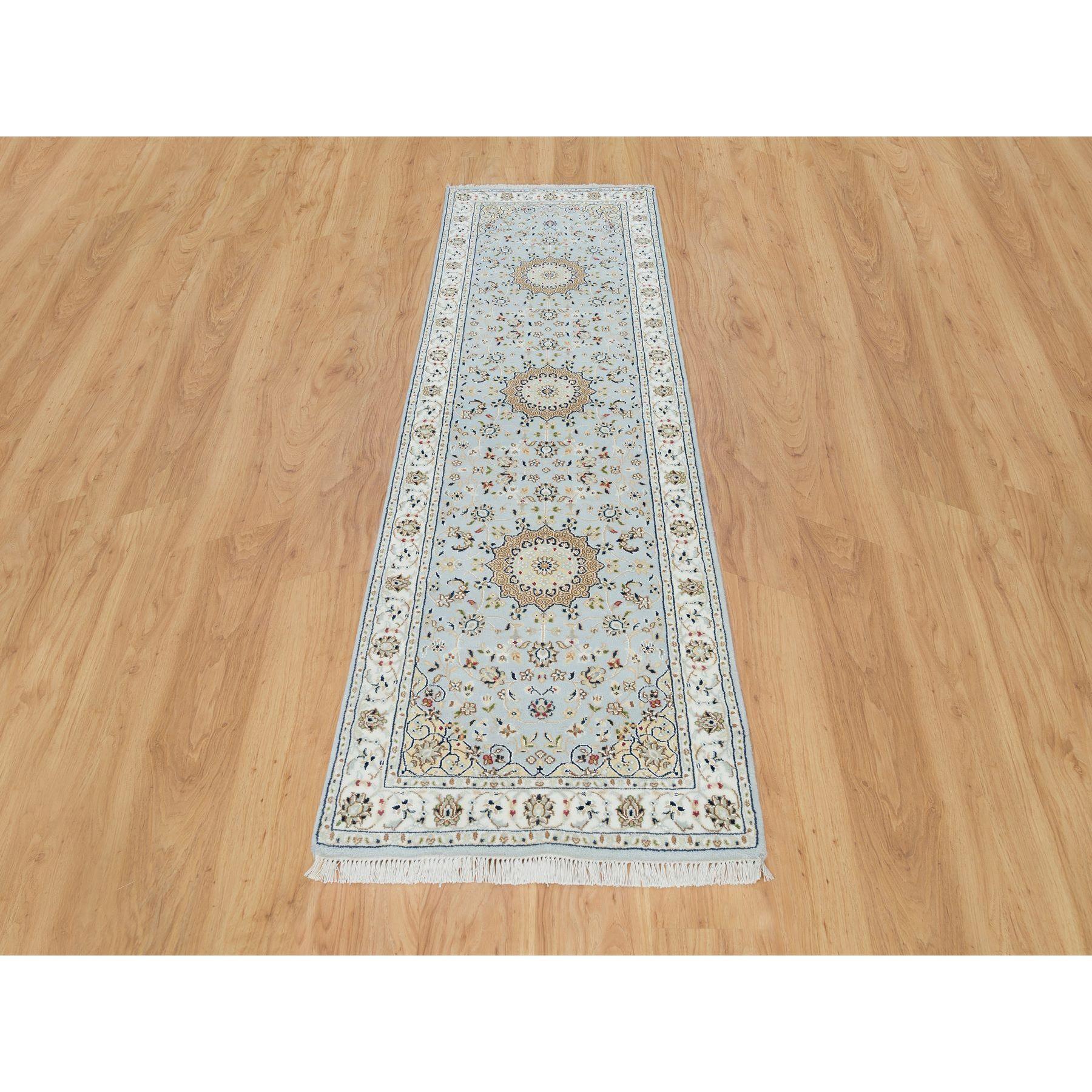 Beau Blue, 250 KPSI, Lana Extra Soft, Annodato a mano, Nain con medaglione centrale a fiori, Tappeto orientale Runner
Materiali primari: Lana
Lattice: No Pile 
altezza: 0,25 pollici
Stile: Tradizionale
Colore primario: Blu
Colori secondari: Marrone,