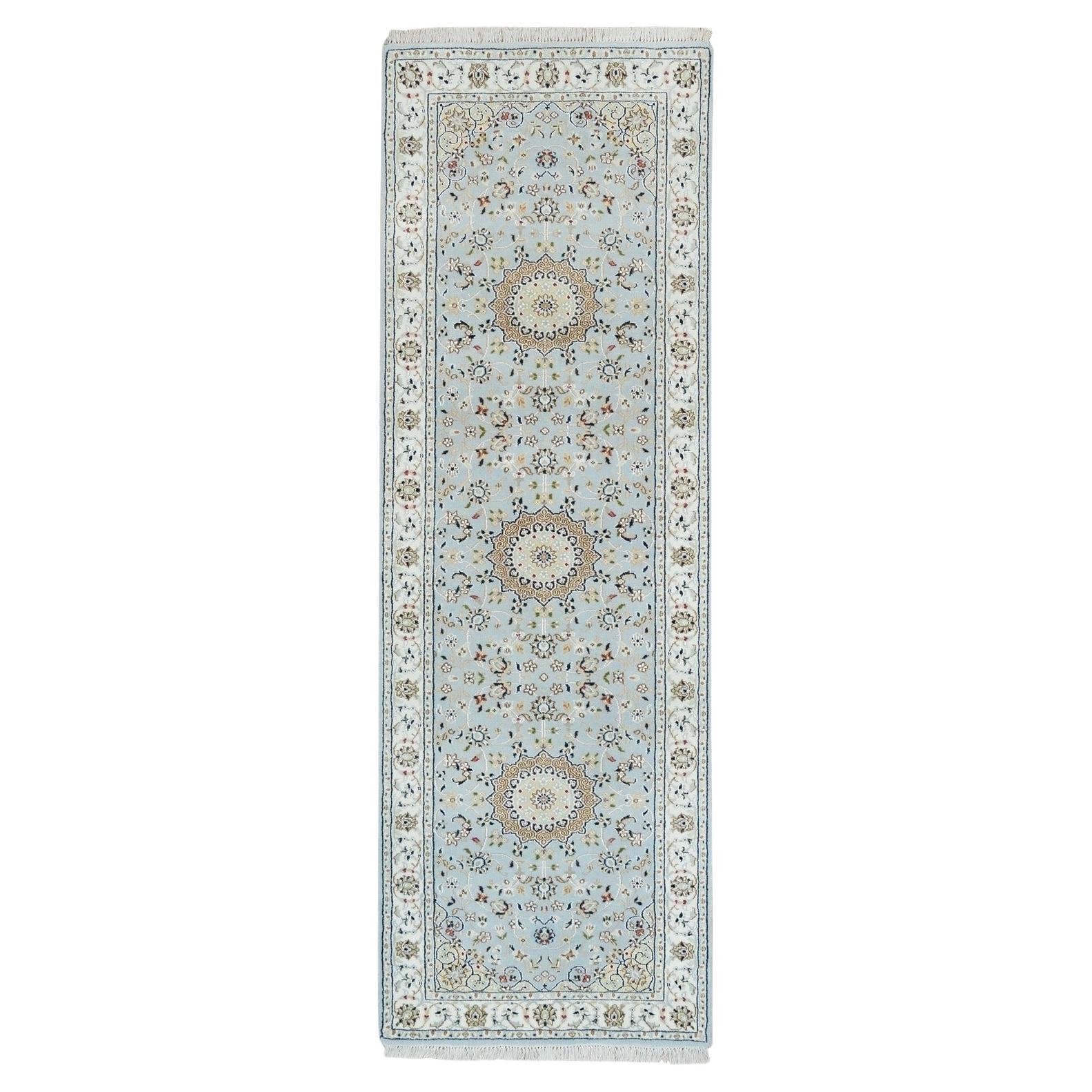 Tappeto Runner Blu 250 KPSI Extra Soft Wool annodato a mano Design/One 2
9 "x8
4" in vendita