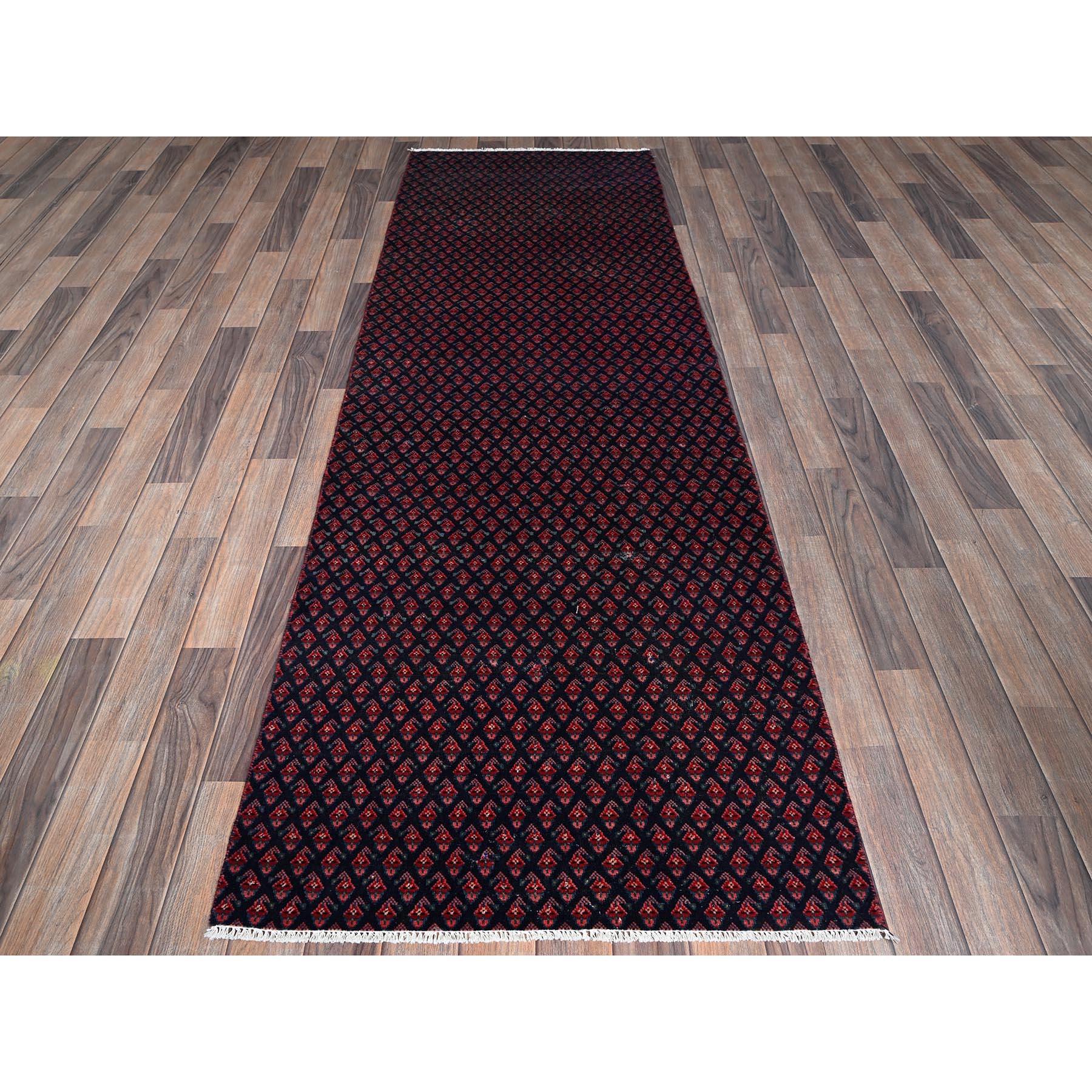 Bleu nuit avec rouge vin, Vintage Persian Tabriz avec petit et complexe motif Paisley All Over, Cropped Thin, Zero Pile, Sides and End Professionally Secured, Clean, Hand Knotted, Pure Wool, Runner, Tapis d'Orient
Matières premières : Laine
Latex :