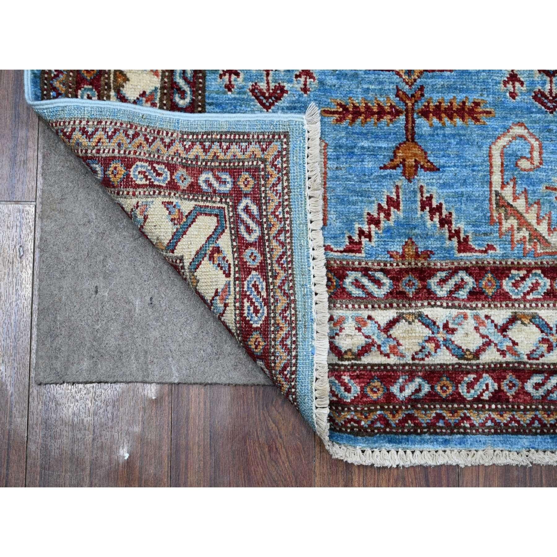 Dies ist ein echter, einzigartiger afghanischer Super Kazak, handgeknüpft, reine Wolle, Orientteppich. Es wurde monatelang von erfahrenen Kunsthandwerkern in jahrhundertealten Webtechniken geknüpft.
Primäre MATERIALIEN: Wolle
Latex: Kein Flor 
Höhe: