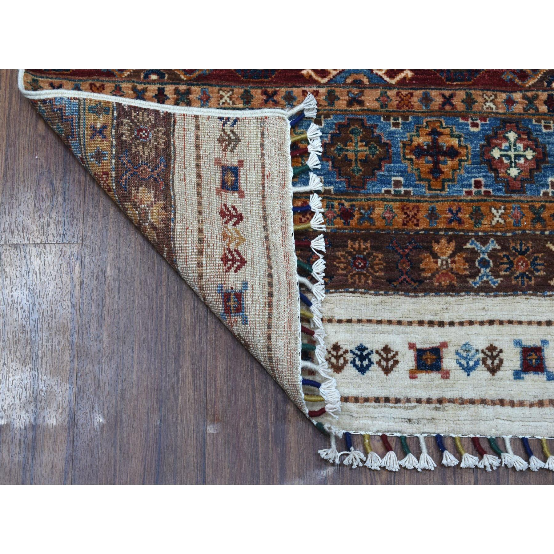 Dies ist eine wirklich echte one-of-a-kind Elfenbein Khorjin Design Läufer Super Kazak Geometrische Hand geknüpft reine Wolle Orientteppich. Es wurde monatelang von erfahrenen Handwerkern in der jahrhundertealten persischen Webtechnik