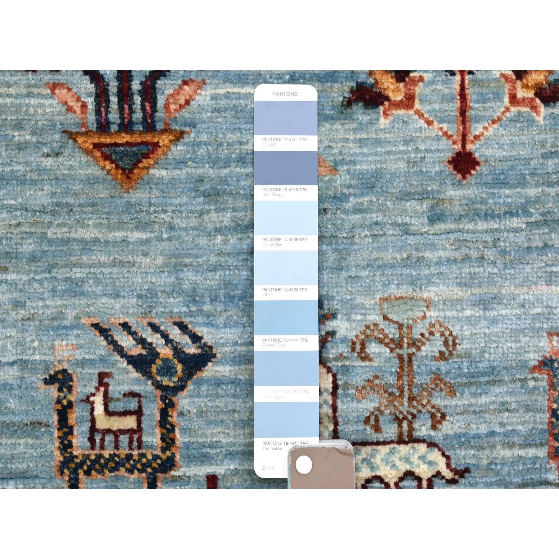 Dies ist eine wirklich echte one-of-a-kind Blue Super Kazak Khorjin Design Wolle handgeknüpft Läufer Orientteppich. Es wurde monatelang von erfahrenen Kunsthandwerkern in jahrhundertealten Webtechniken geknüpft.
Primäre MATERIALIEN: Wolle
Latex: