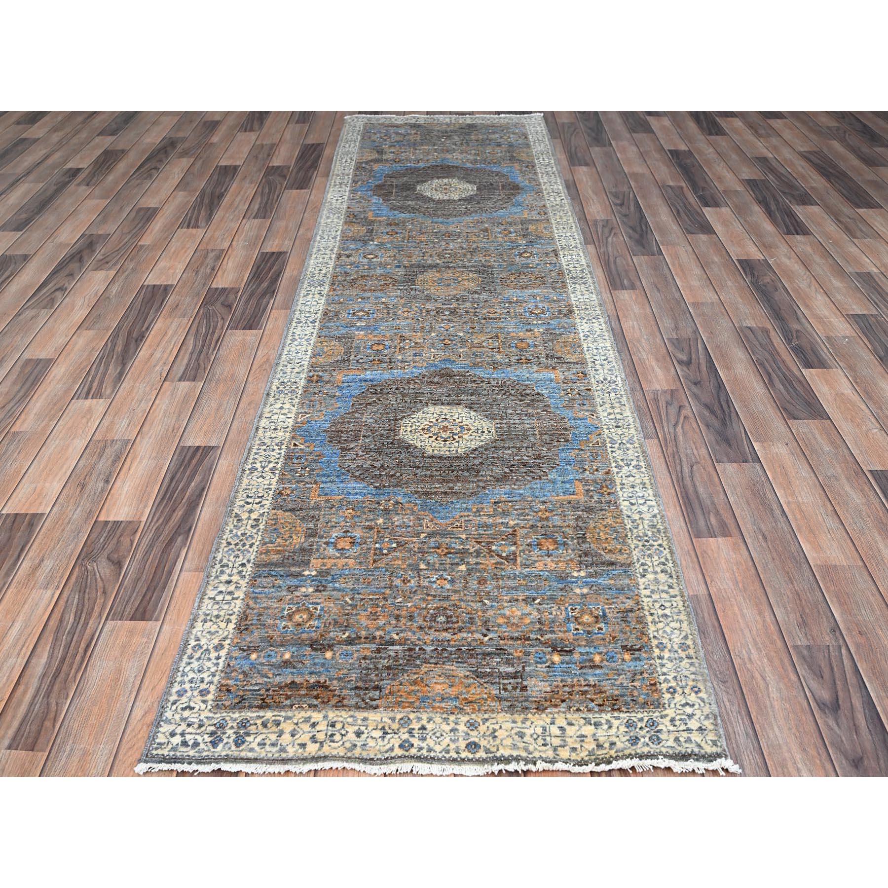 Il s'agit d'un véritable tapis d'Orient à motif de la dynastie Mamluke du XIVe siècle, noué à la main, 200 KPSI, en pure laine. Il a été noué pendant des mois et des mois selon des techniques de tissage séculaires par des artisans experts.
Matières