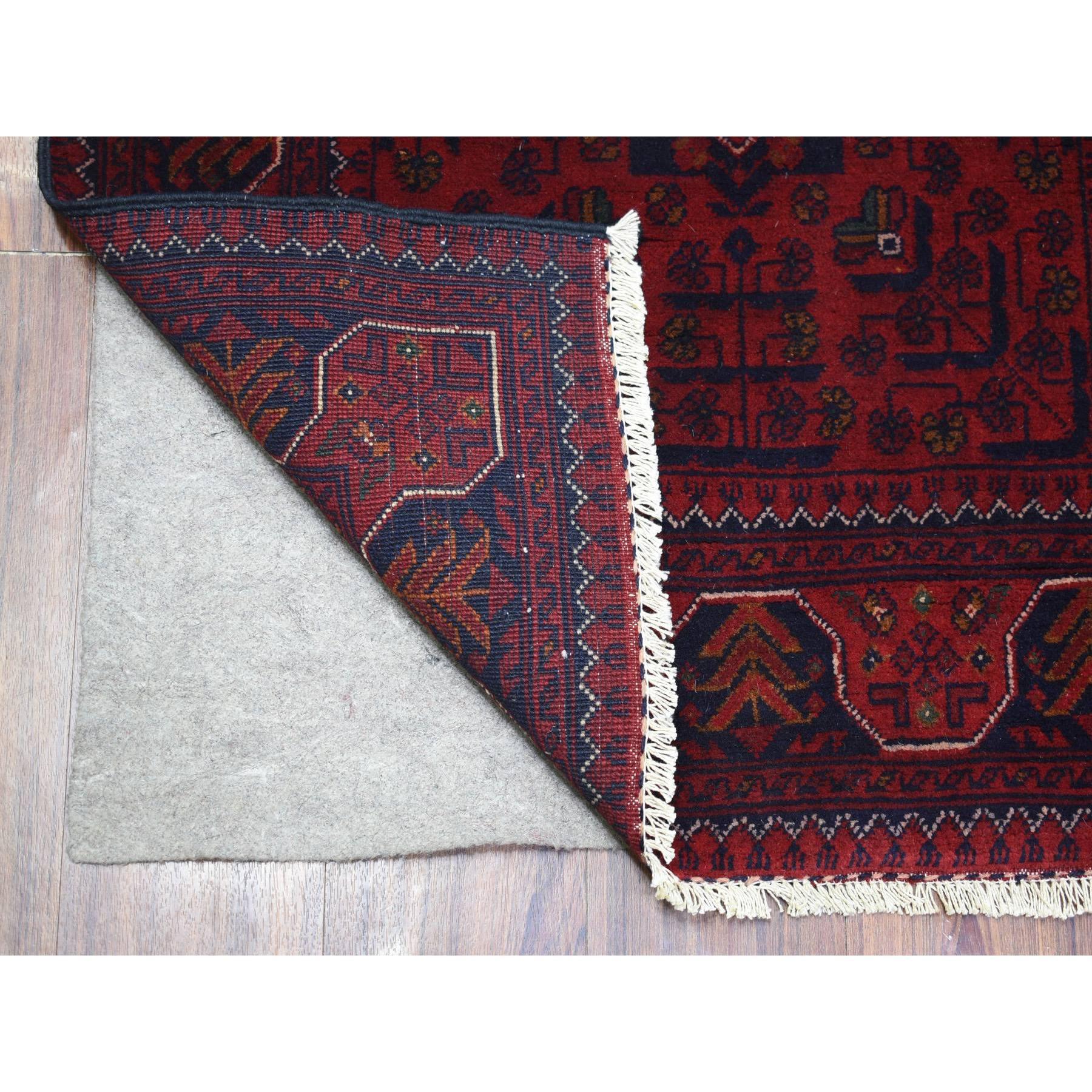 Dies ist eine wirklich echte one-of-a-kind Deep And Saturated Red Hand geknüpft mit Tribal Design, weiche und glänzende Wolle Afghan Khamyab Läufer Orientteppich. Es wurde monatelang in jahrhundertealten Webtechniken von Experten geknüpft.
Primäre