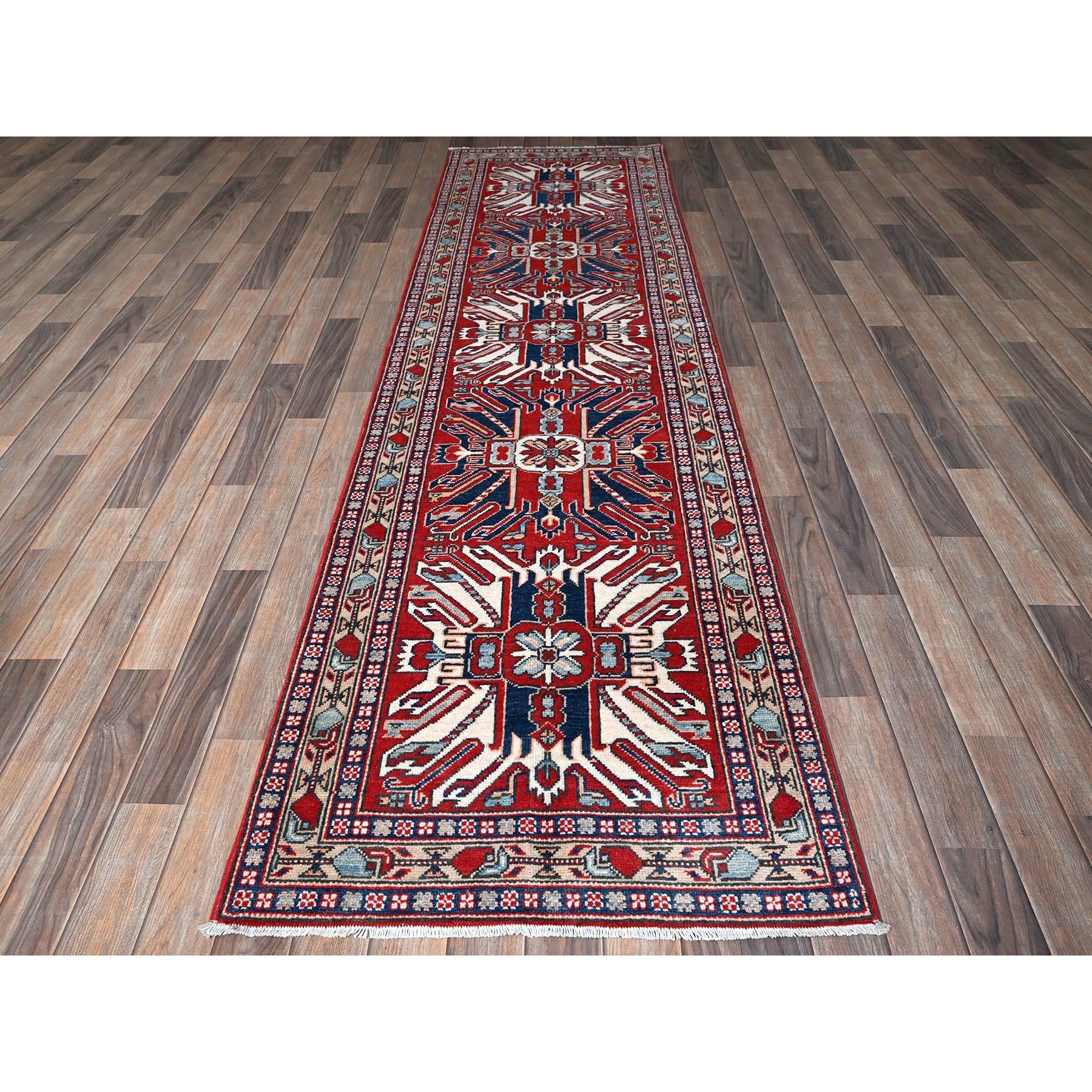 Karmesinrot, Adler Kazak mit Stammesmedaillons Design, weiche und glänzende Wolle, handgeknüpft, pflanzliche Farbstoffe, dichtere Webart, Läufer, Orientteppich
Primäre MATERIALIEN: Wolle
Latex: Kein Flor 
Höhe: 0,25 Zoll
Stil: