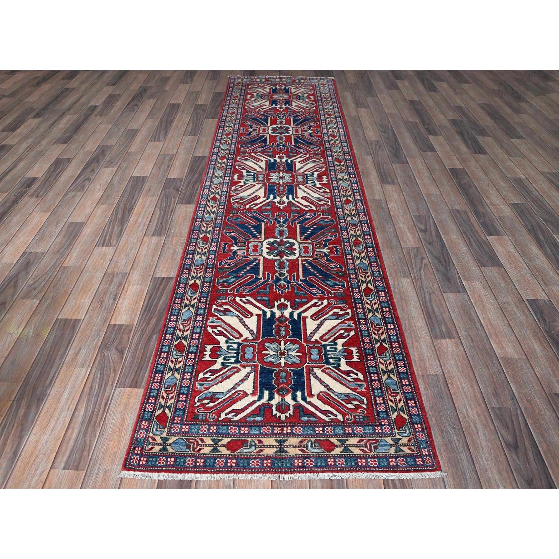Rosso cremisi, Eagle Kazak con disegno di medaglioni tribali, annodato a mano, lana morbida e vellutata, tinture vegetali, trama più densa, runner, tappeto orientale 
Materiali primari: Lana
Lattice: No Altezza del pelo: 0.25 pollici
Stile: